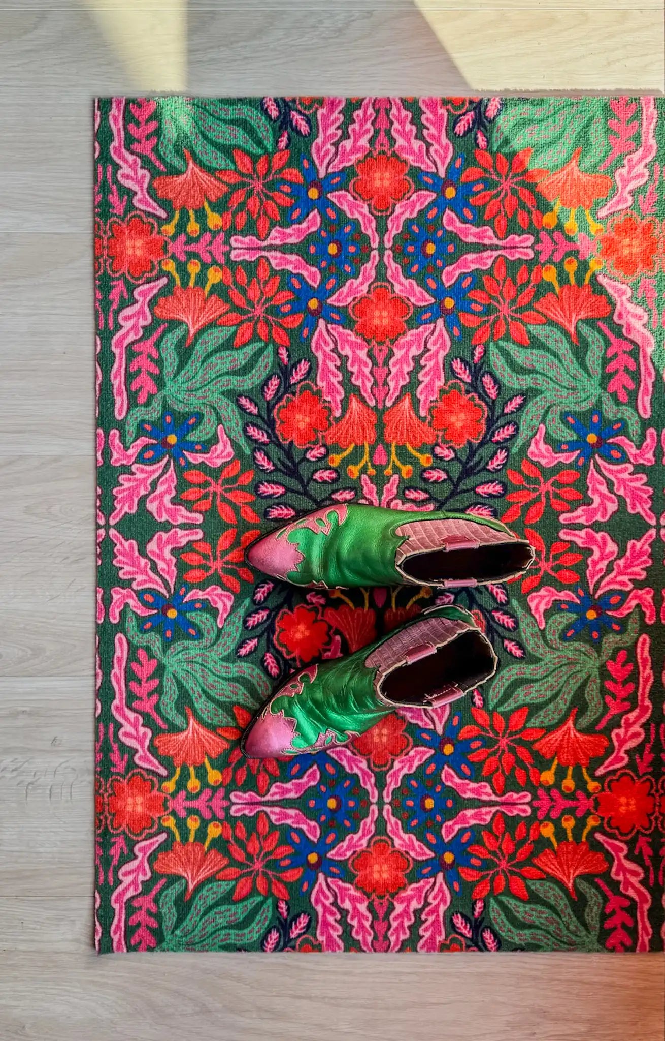 Op maat gemaakte droogloopmat Mirror Bloom in groen met spiegelend bloemenontwerp – natuurlijke design deurmat voor binnen van Studio LilaLine