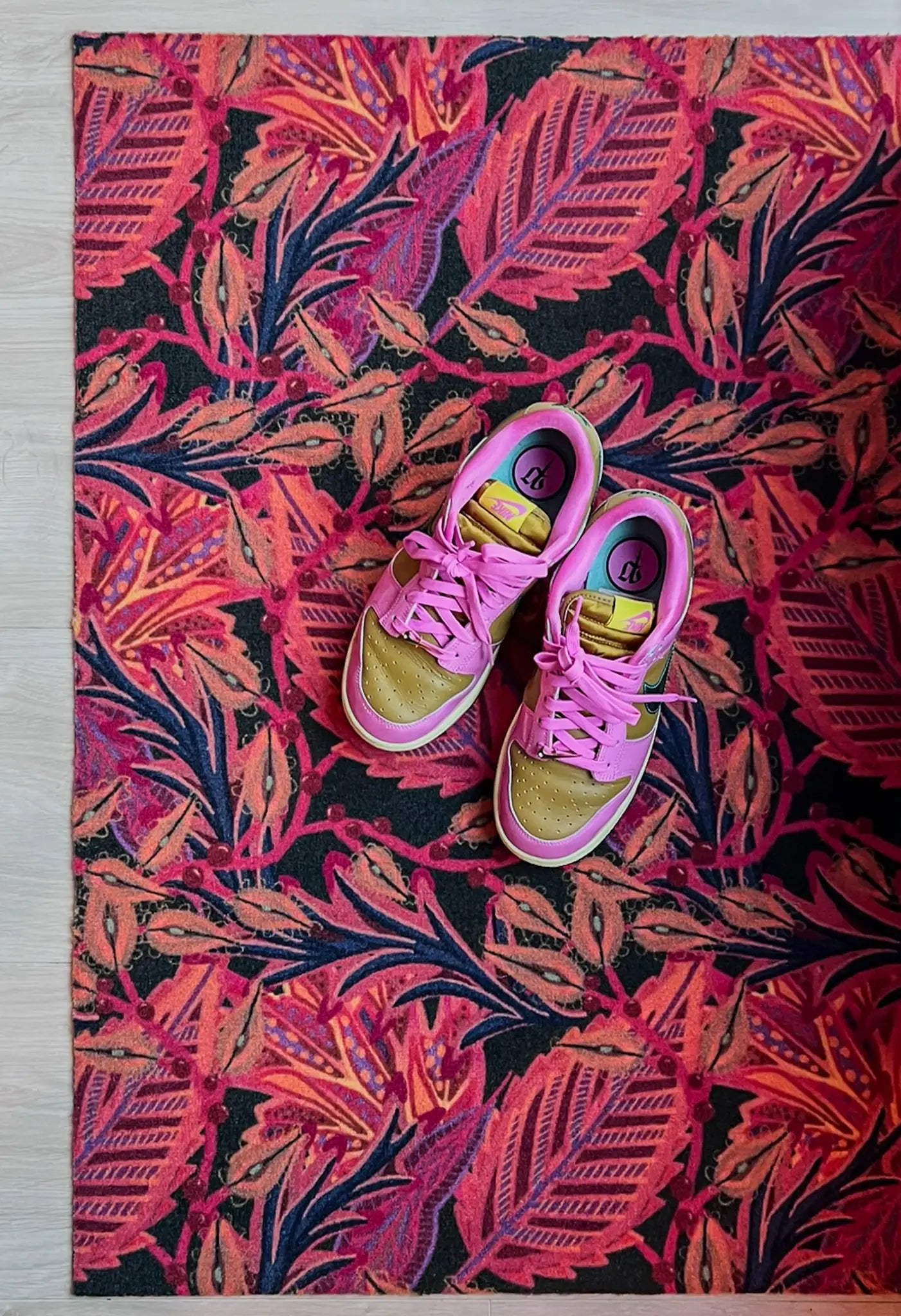 Op maat gemaakte droogloopmat Onnaliene met organisch patroon in oranje en rood – expressieve design deurmat voor binnen van Studio LilaLine