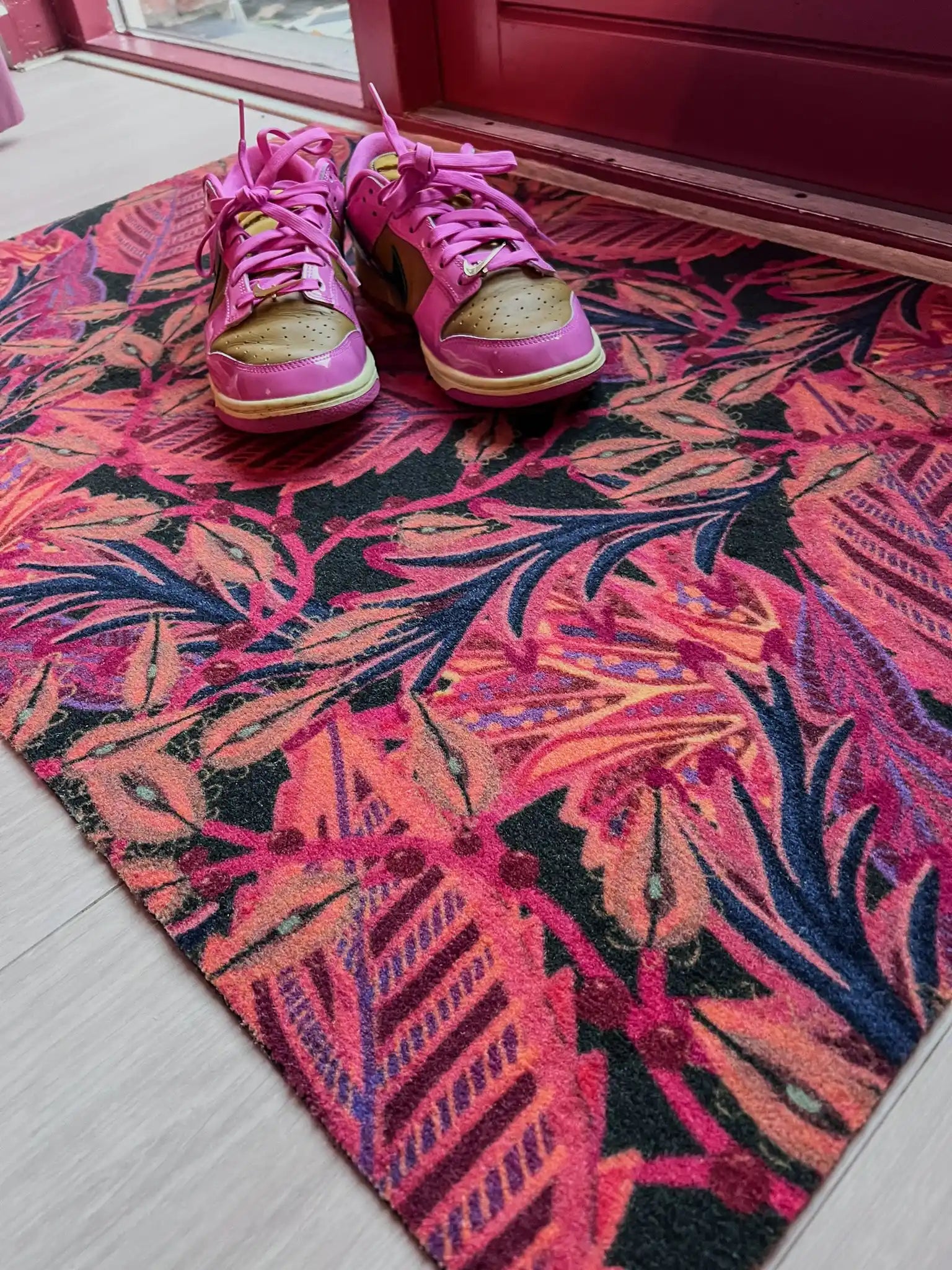 Op maat gemaakte droogloopmat Onnaliene met organisch patroon in oranje en rood – expressieve design deurmat voor binnen van Studio LilaLine