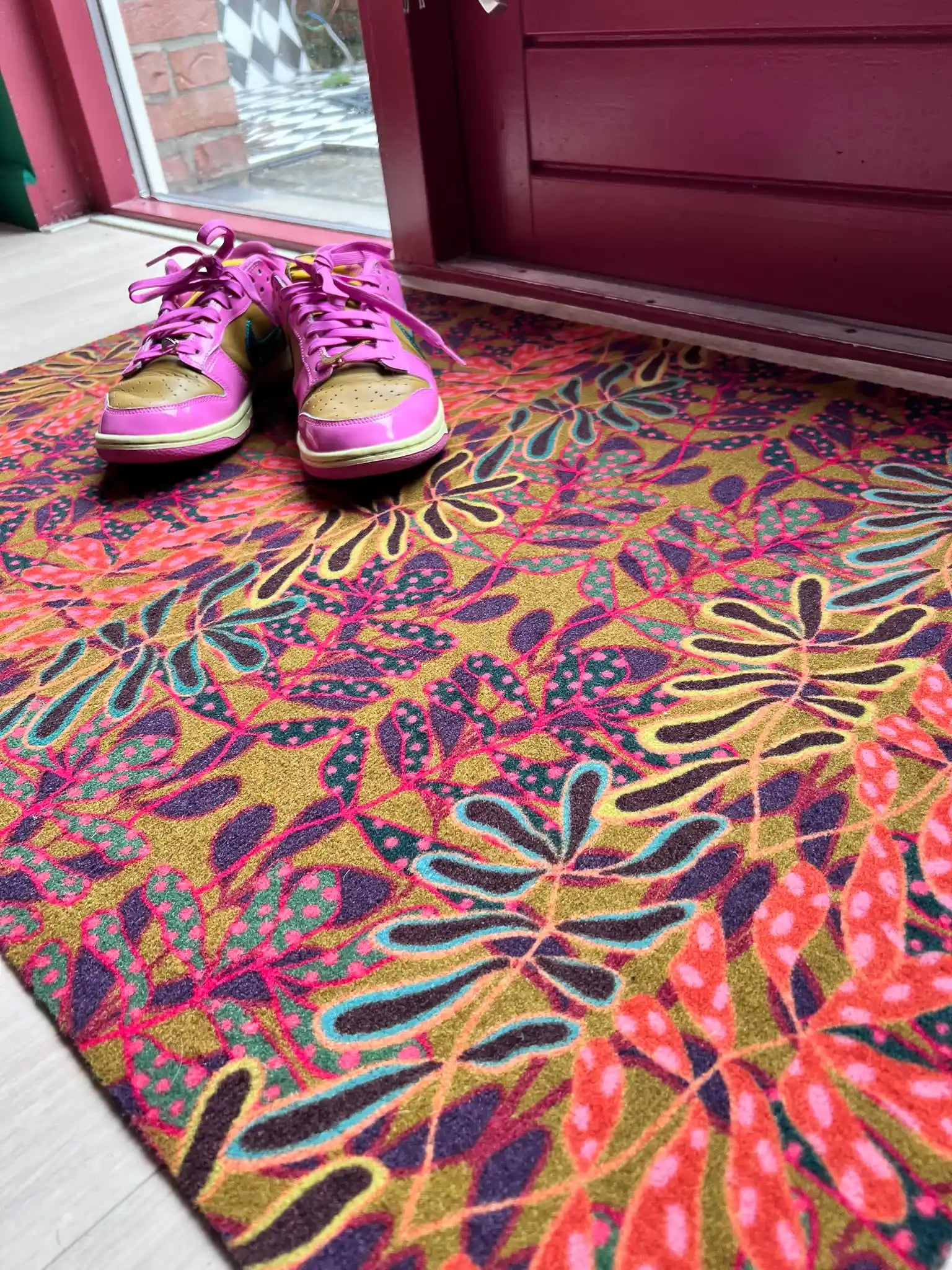 Op maat gemaakte droogloopmat Polkadot Jungle in okergeel met kleurrijke bladeren en stippenprint – speelse design deurmat voor binnen van Studio LilaLine