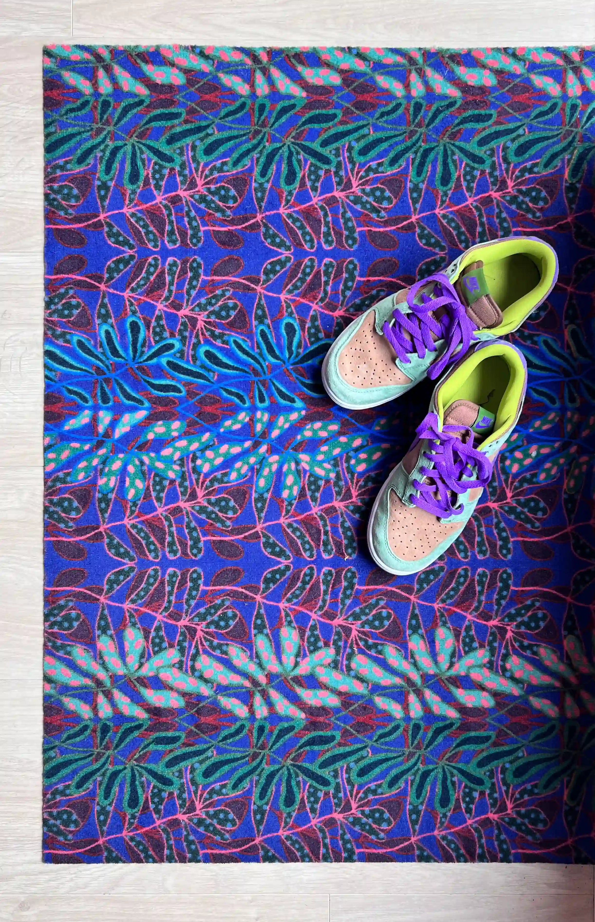 Op maat gemaakte droogloopmat Polkadot Jungle in roze en blauw met speels botanisch stippenpatroon – vrolijke design deurmat voor binnen van Studio LilaLine