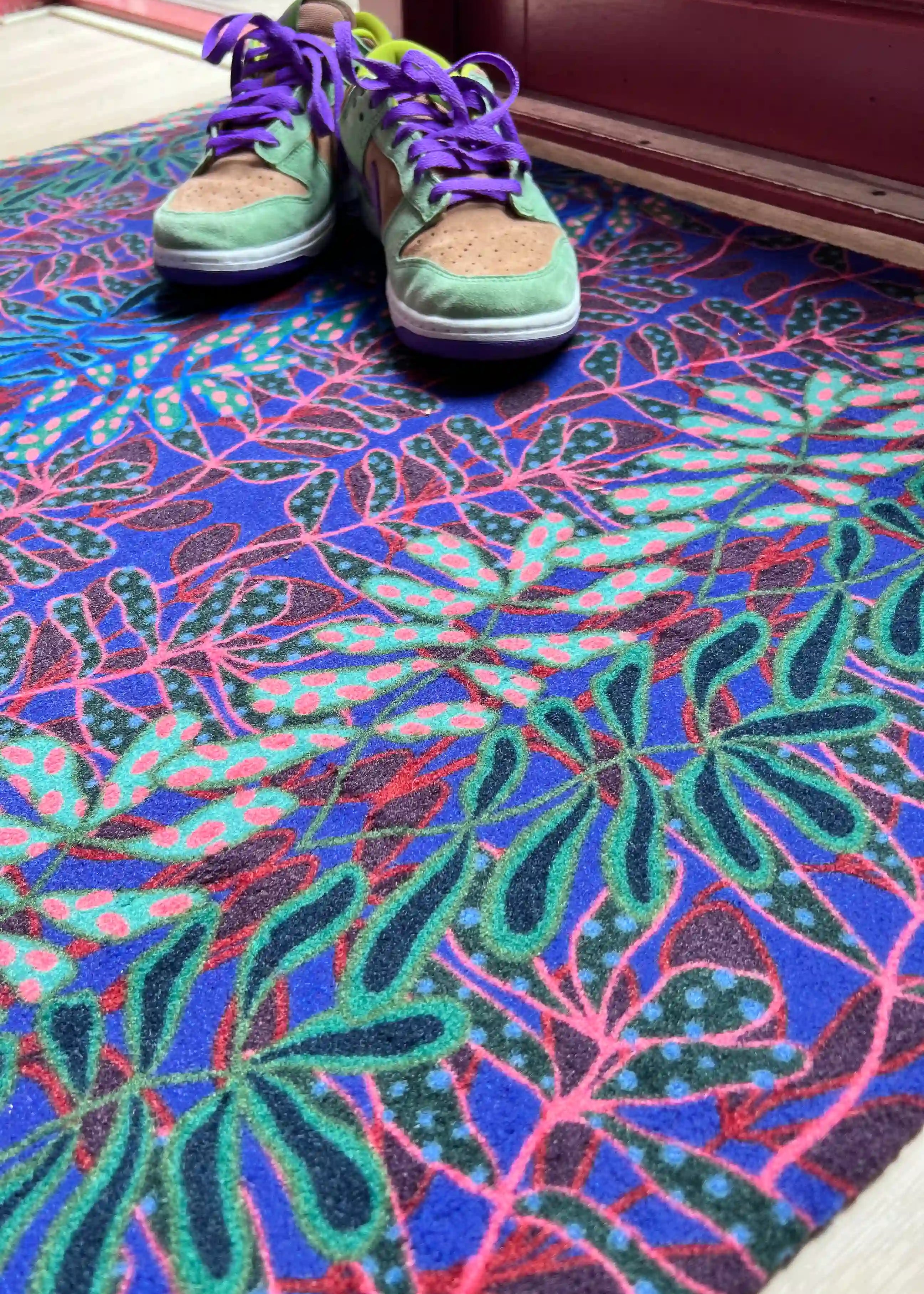 Op maat gemaakte droogloopmat Polkadot Jungle in roze en blauw met speels botanisch stippenpatroon – vrolijke design deurmat voor binnen van Studio LilaLine