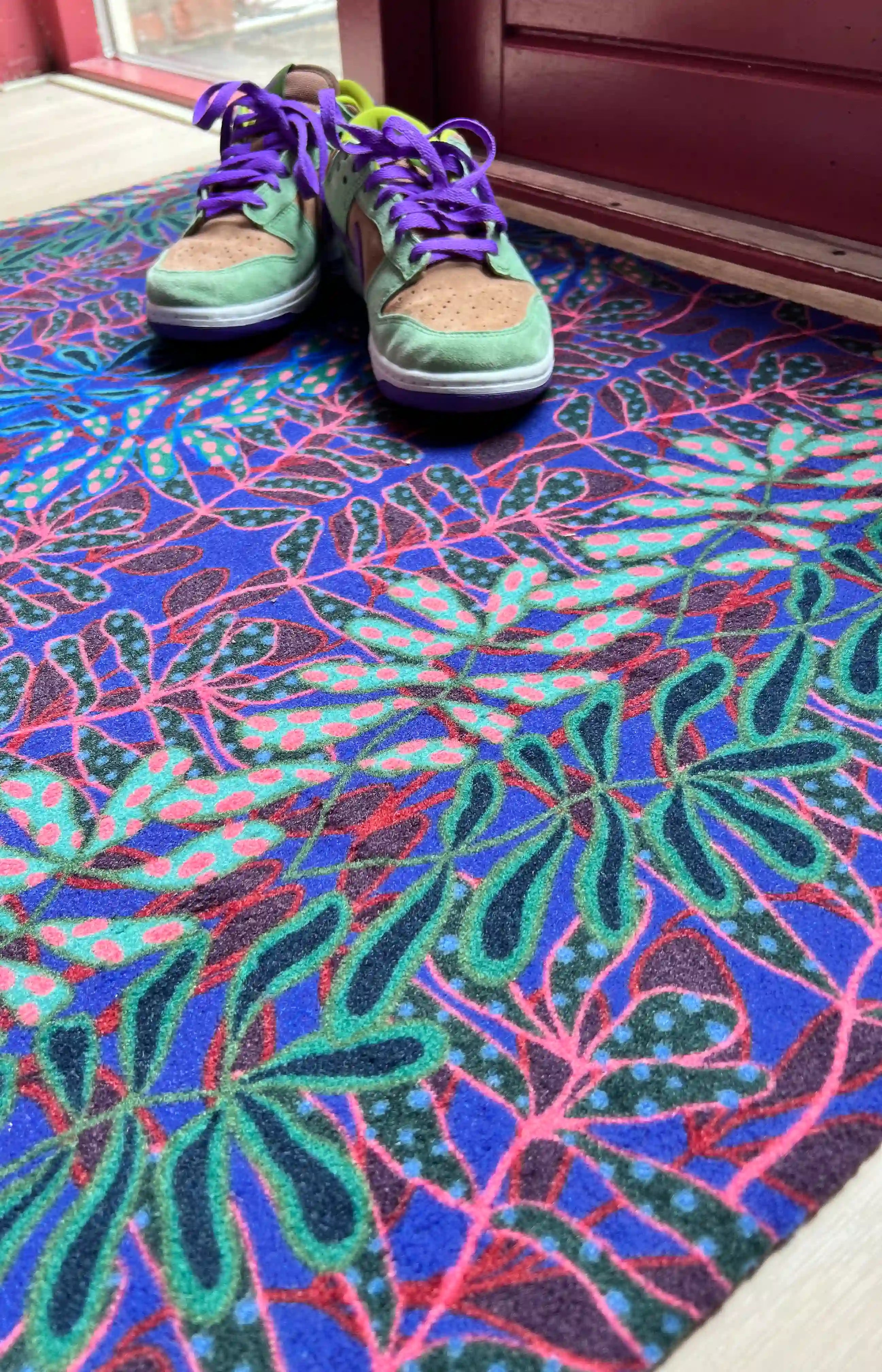 Op maat gemaakte droogloopmat Polkadot Jungle in roze en blauw met speels botanisch stippenpatroon – vrolijke design deurmat voor binnen van Studio LilaLine