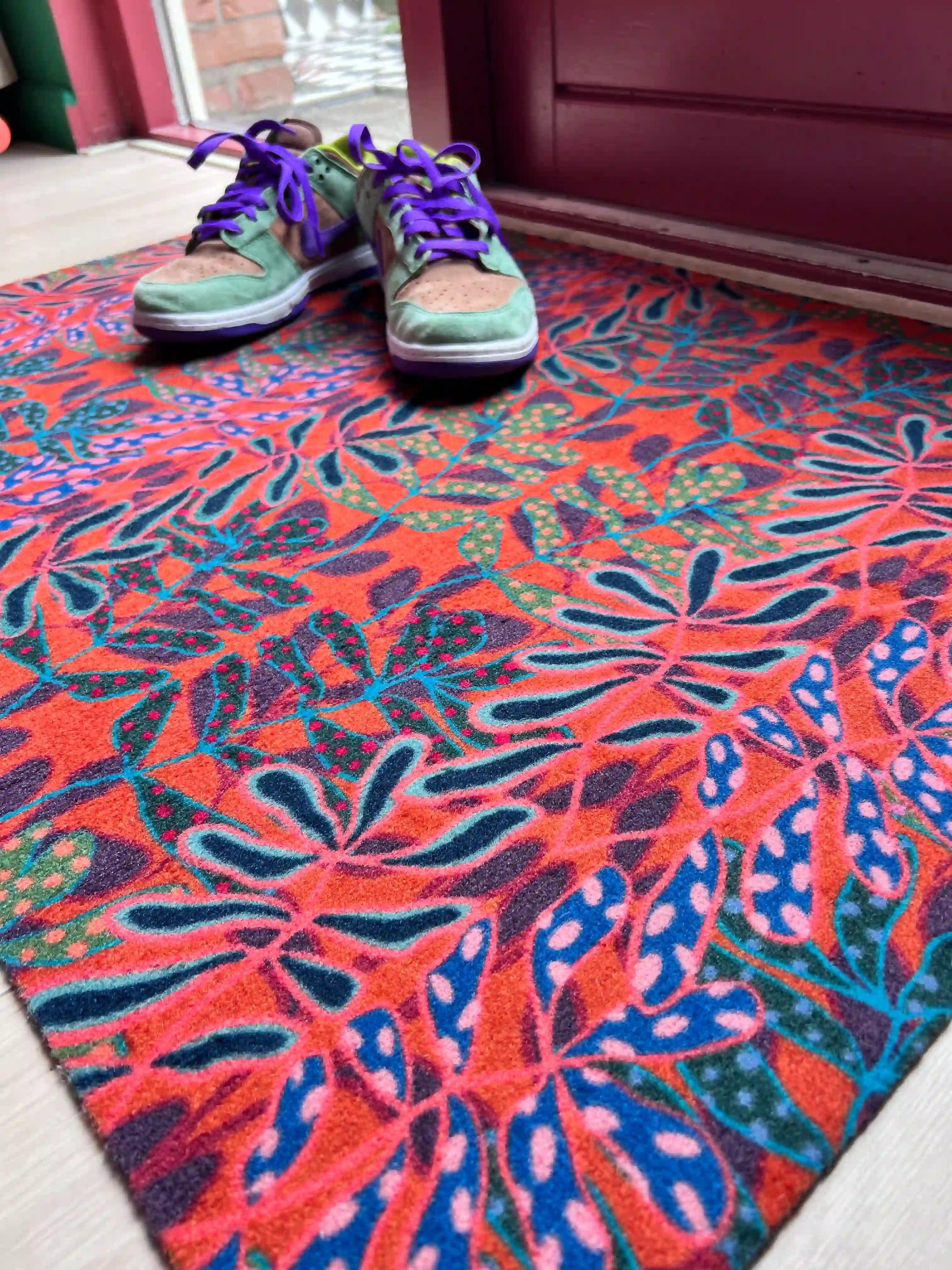 Op maat gemaakte droogloopmat Polkadot Jungle in roze en oranje met tropisch stippenmotief – opvallende design deurmat voor binnen van Studio LilaLine