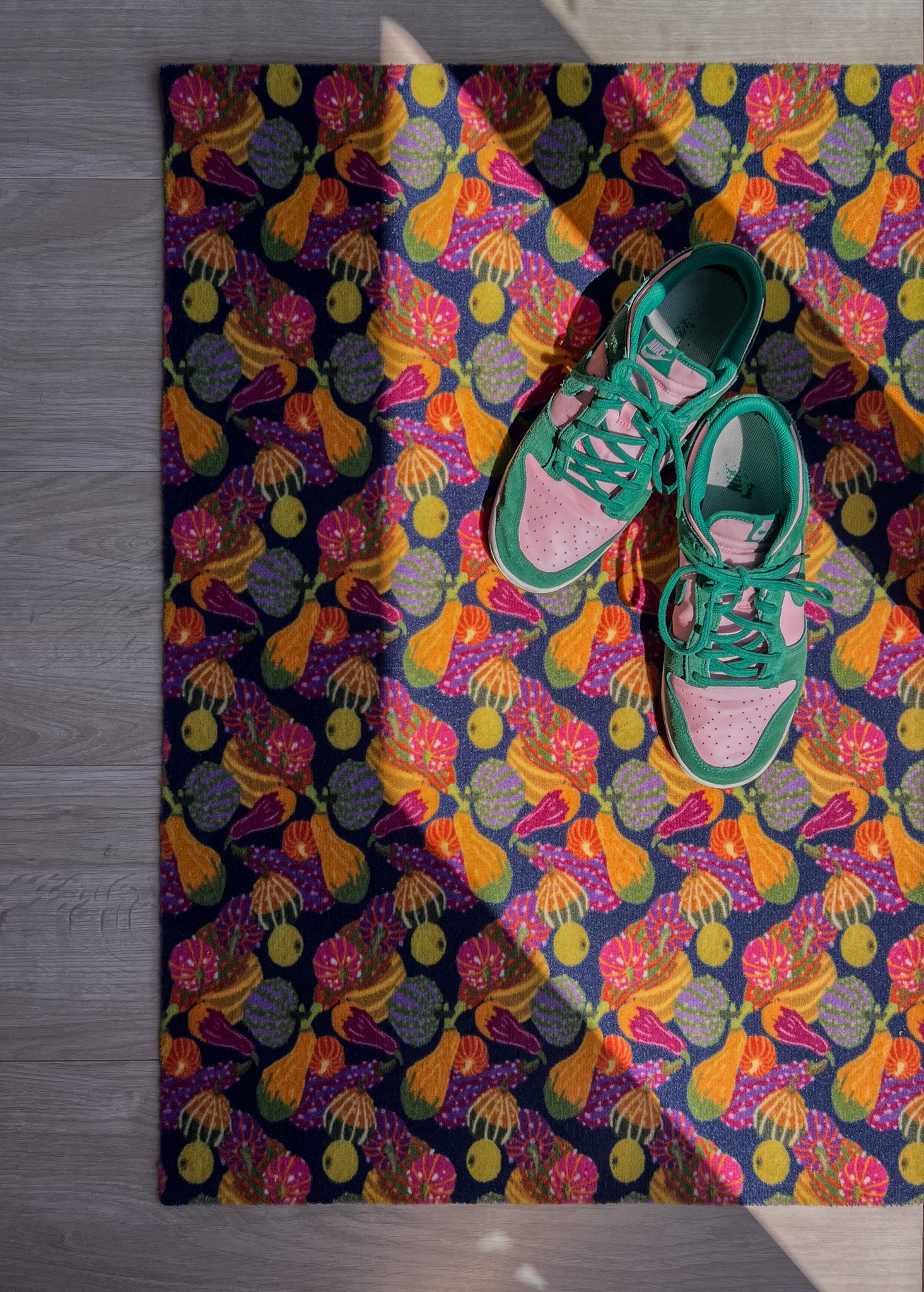 Droogloopmat en deurmat van Studio LilaLine met een vrolijk pompoenmotief in oranje, paars en roze – de ronde vormen en warme kleuren geven een speelse herfstige sfeer met een twist. De mat is slijtvast, goed vochtopnemend en perfect om je hal of voordeur kleur én karakter te geven. Praktisch én feestelijk in één.