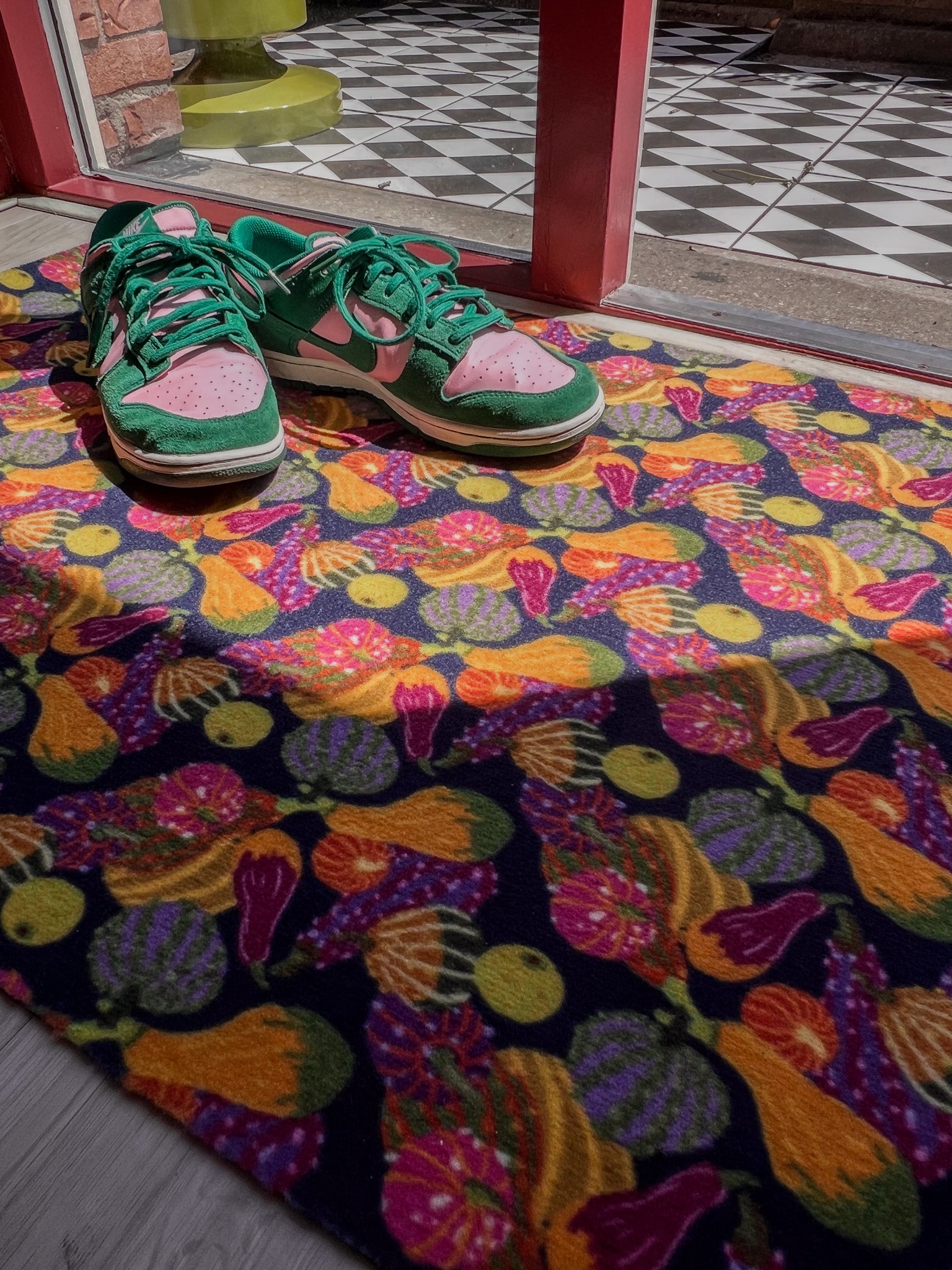 Droogloopmat en deurmat van Studio LilaLine met een vrolijk pompoenmotief in oranje, paars en roze – de ronde vormen en warme kleuren geven een speelse herfstige sfeer met een twist. De mat is slijtvast, goed vochtopnemend en perfect om je hal of voordeur kleur én karakter te geven. Praktisch én feestelijk in één.