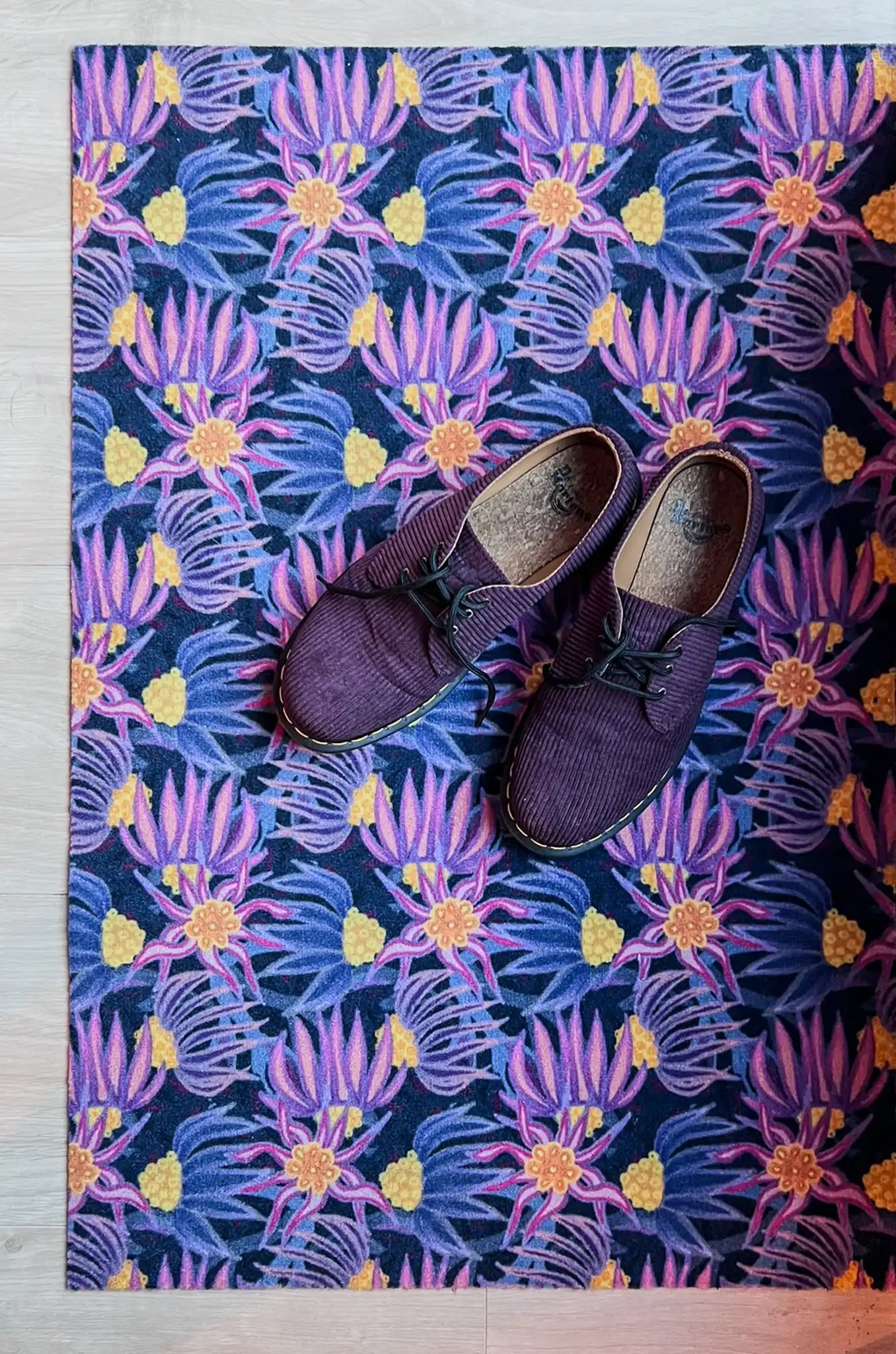 Op maat gemaakte droogloopmat Purple Flowers met bloemendessin in paarse tinten – elegante design deurmat voor binnen van Studio LilaLine