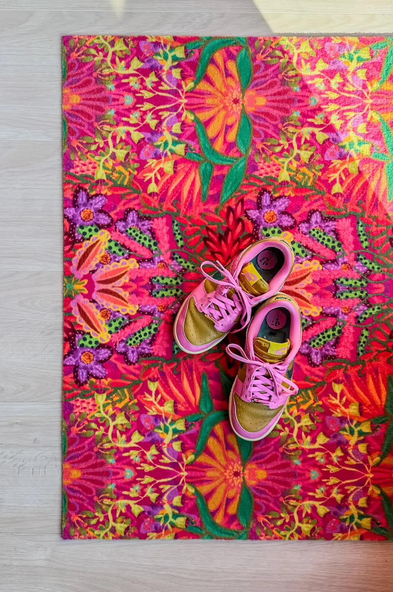 Op maat gemaakte droogloopmat Tropical Vibrance met tropische print in roze, groen en oranje – kleurrijke design deurmat voor binnen van Studio LilaLine