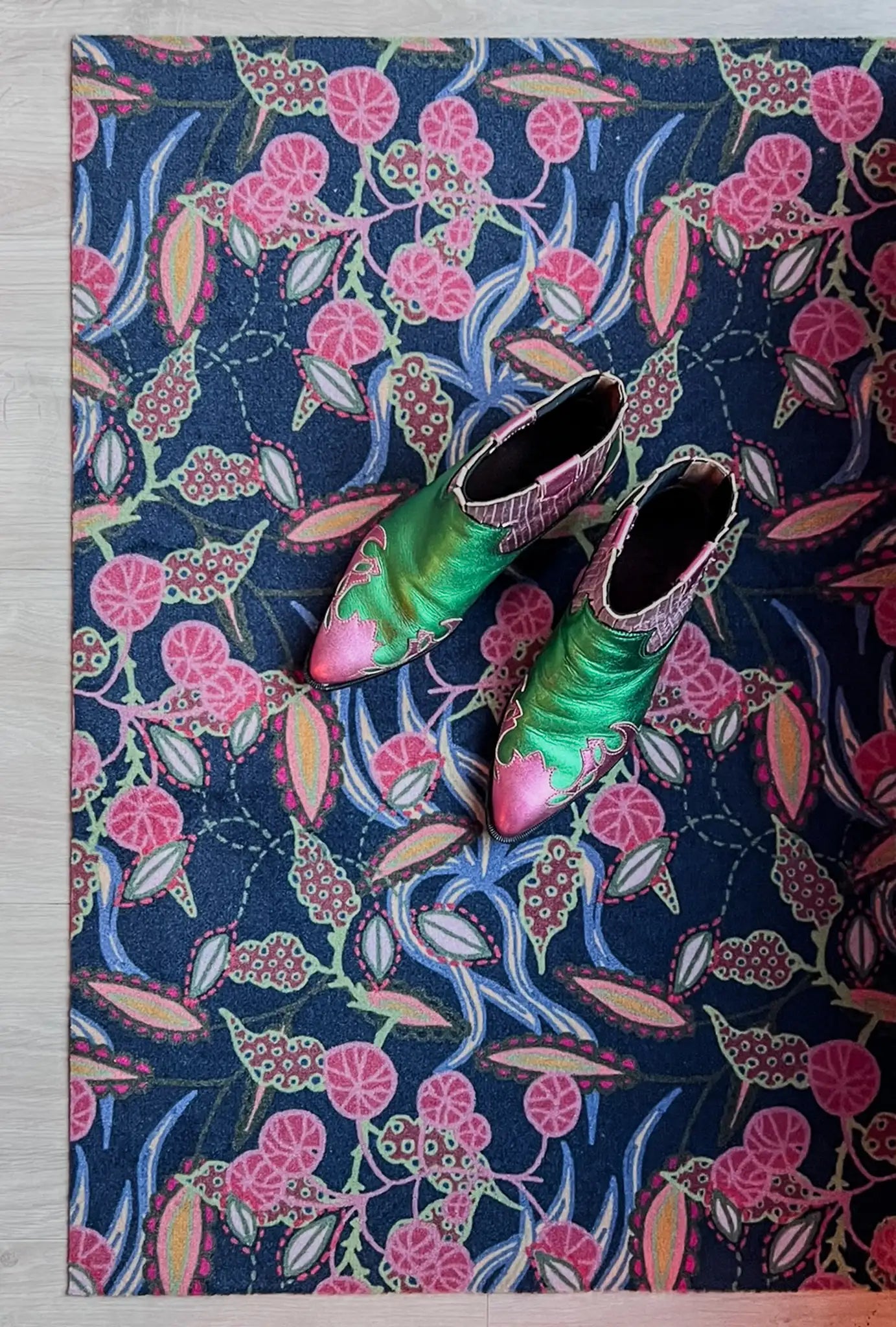 Op maat gemaakte droogloopmat Urban Hipster in blauw met oranje grafische print – edgy design deurmat voor binnen van Studio LilaLine