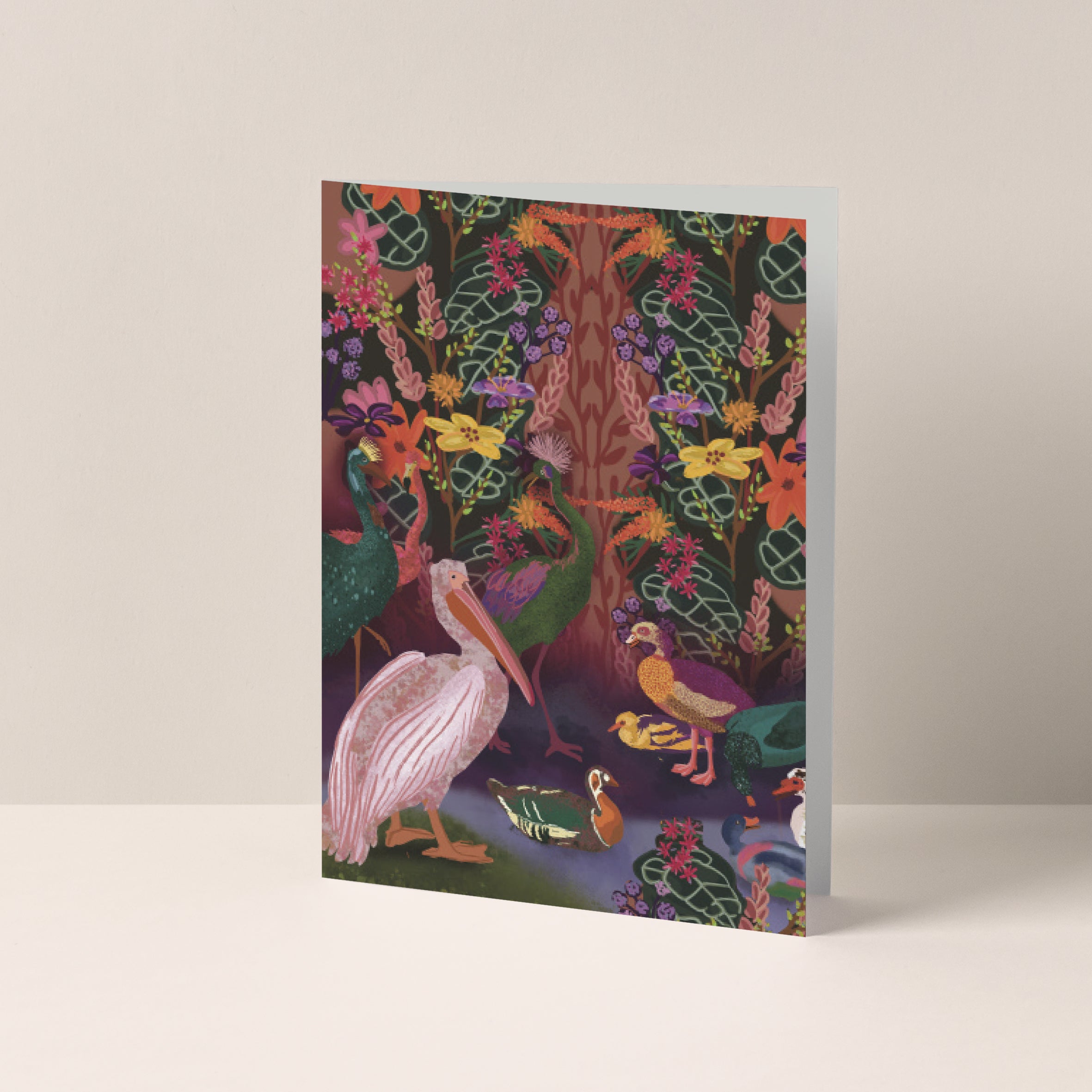 Dubbelgevouwen A6-kaart van Studio LilaLine met op de voorkant een kleurrijke compositie van verschillende exotische vogels – de illustratie toont sierlijke vogels met uitgespreide veren in heldere tinten, die samen een speels en harmonieus geheel vormen. De stijl is fantasierijk en rijk aan details, alsof je naar een paradijselijke vogelshow kijkt. De binnenkant is blanco en klaar voor een persoonlijke boodschap.