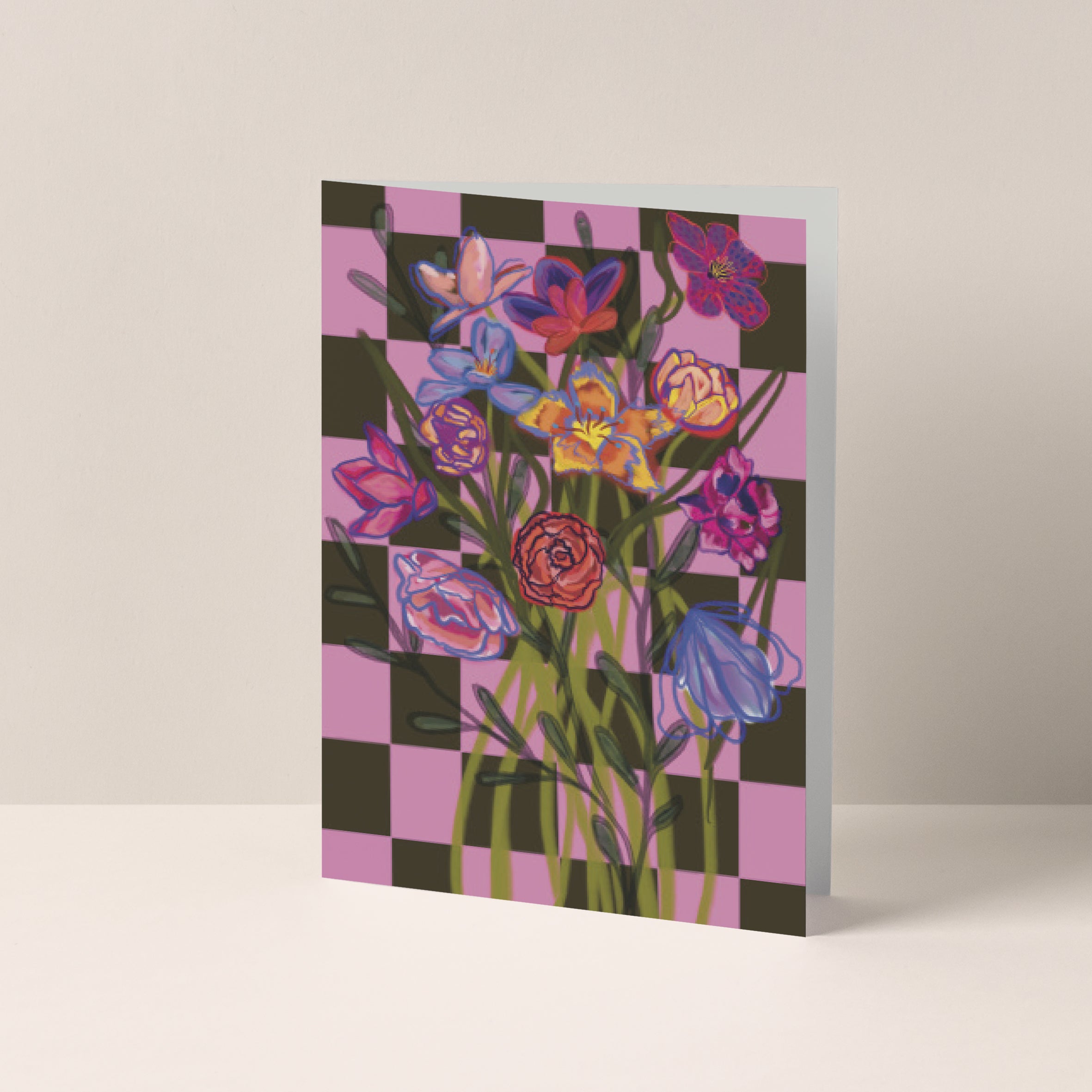 Dubbelgevouwen A6-kaart van Studio LilaLine met op de voorkant een groen-roze dambordpatroon als achtergrond – in het midden staat een kleurrijk boeket bloemen in zachte tinten. De combinatie van het strakke patroon met de losse, sierlijke bloemen geeft de kaart een vrolijke en moderne uitstraling. De binnenkant is blanco en geschikt voor een handgeschreven boodschap.