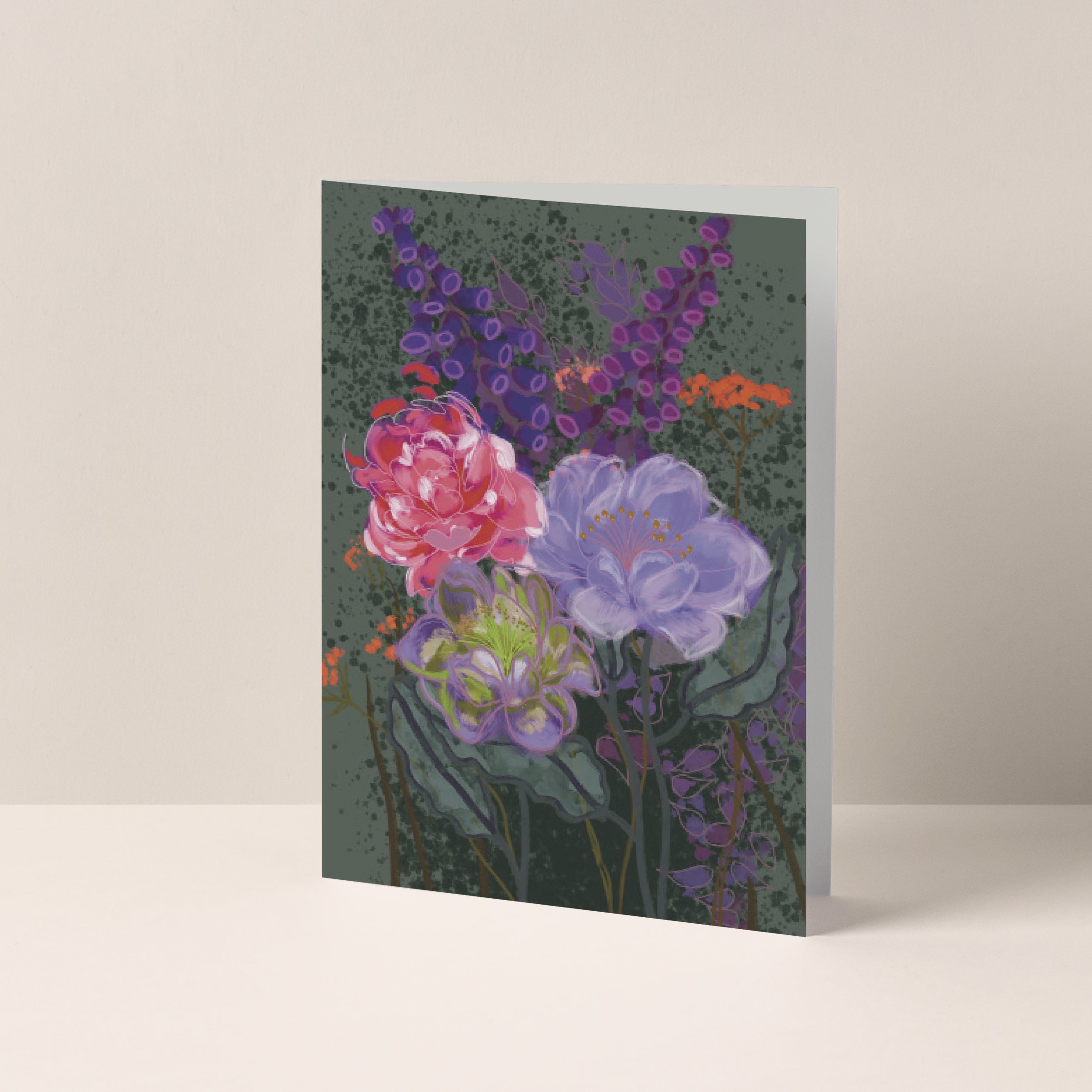 Dubbelgevouwen A6-kaart van Studio LilaLine met op de voorkant een dromerig boeket tegen een petrolkleurige achtergrond – de bloemen zijn uitgevoerd in tinten paars en roze en vormen samen een los, zacht boeket met een romantische uitstraling. De combinatie van diepe en zachte kleuren geeft de kaart een warme, elegante sfeer. De binnenkant is blanco en biedt ruimte voor een persoonlijke boodschap.