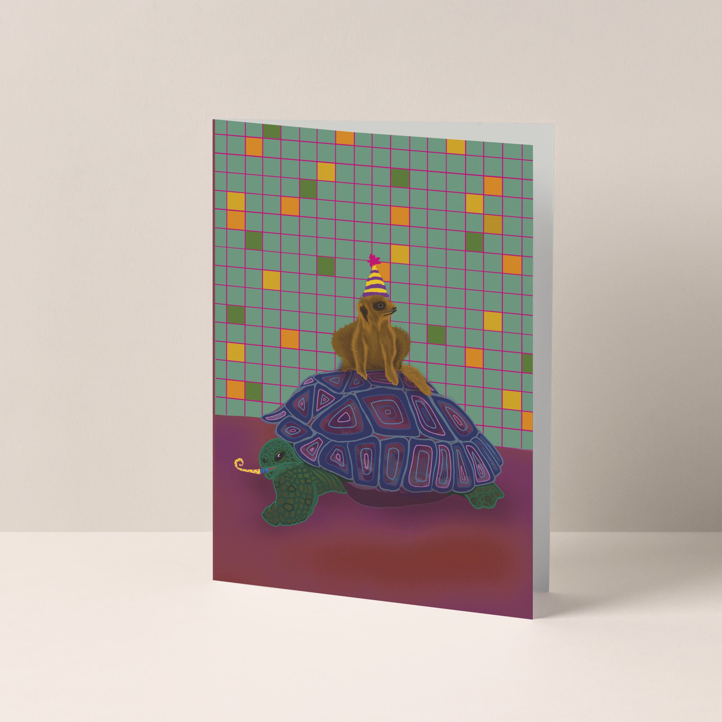 Dubbelgevouwen A6-kaart van Studio LilaLine met op de voorkant een feestelijke illustratie van een schildpad met een stokstaartje op zijn rug – allebei dragen ze feestmutsjes en lijken onderweg naar een feestje te zijn. De schildpad kijkt rustig voor zich uit, terwijl het stokstaartje nieuwsgierig om zich heen kijkt. De sfeer is vrolijk en lief. De binnenkant van de kaart is leeg en biedt ruimte voor een persoonlijke boodschap.