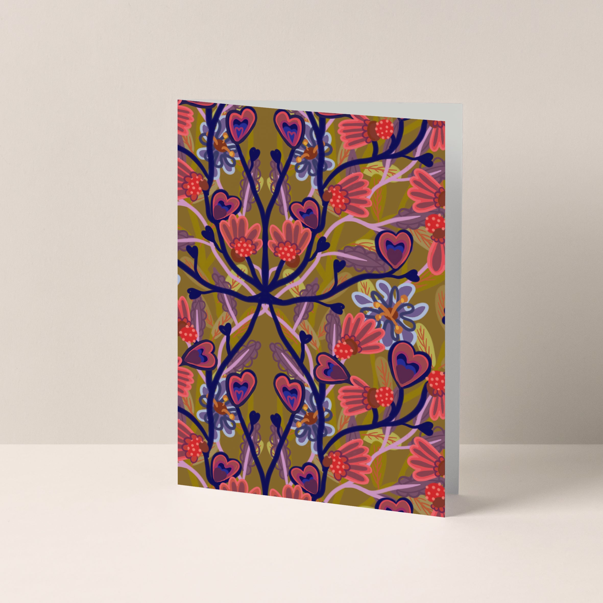 Dubbelgevouwen A6-kaart van Studio LilaLine met op de voorkant een speelse grafische print in sepia, roze en blauw – het ontwerp bestaat uit golvende vormen en ritmische lijnen die doen denken aan een funky stad vol kleur en beweging. De stijl is retro en energiek, met een warme, vrolijke uitstraling. De binnenkant is blanco en biedt ruimte voor een persoonlijke boodschap.