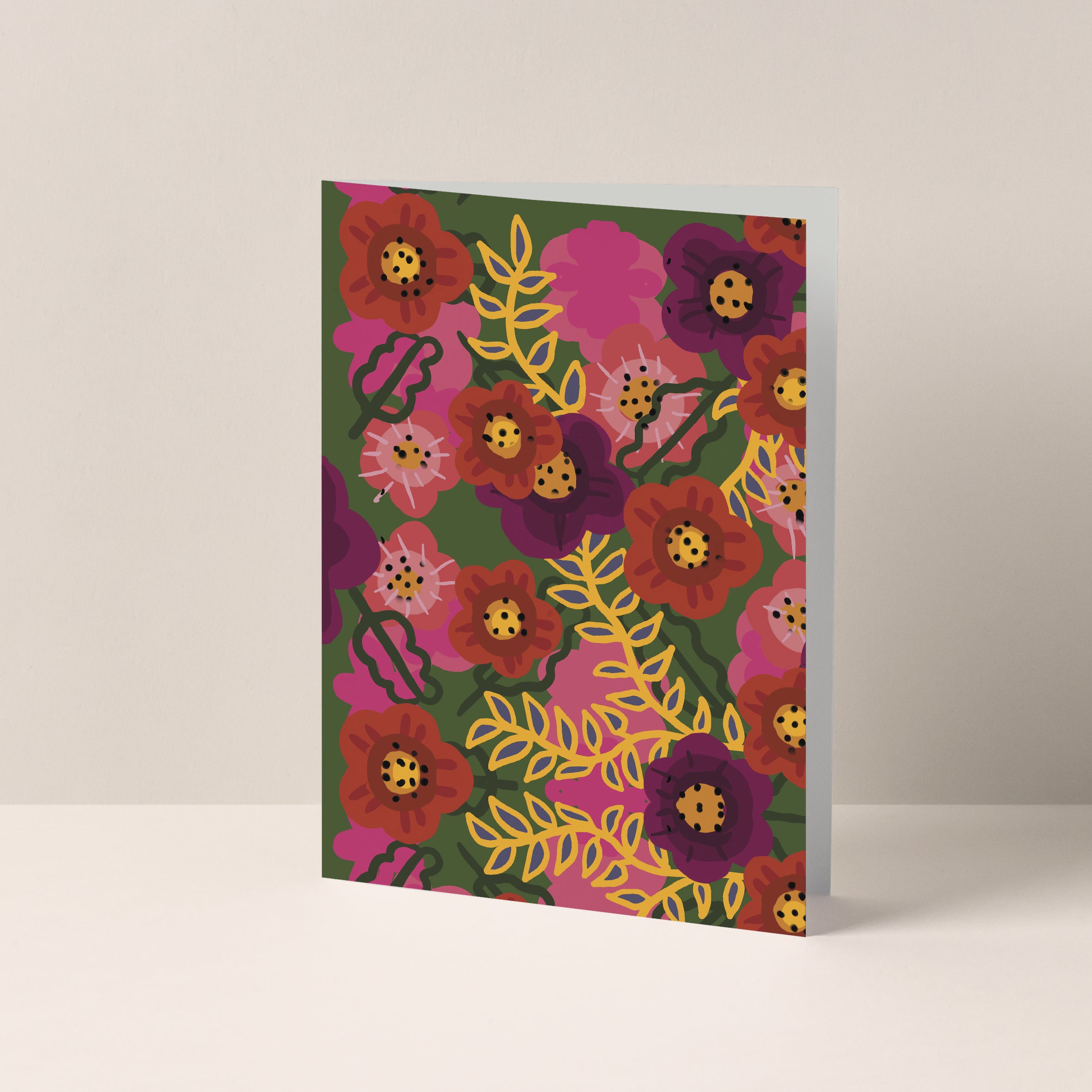 Dubbelgevouwen A6-kaart van Studio LilaLine met op de voorkant een vrolijke bloemenprint in roze en groen – het ontwerp toont speelse bloemen in volle bloei, met ronde vormen en een levendige uitstraling. De kleurencombinatie is fris en optimistisch, perfect voor een kaart die blij maakt. De binnenkant is blanco en biedt ruimte voor een persoonlijke boodschap.