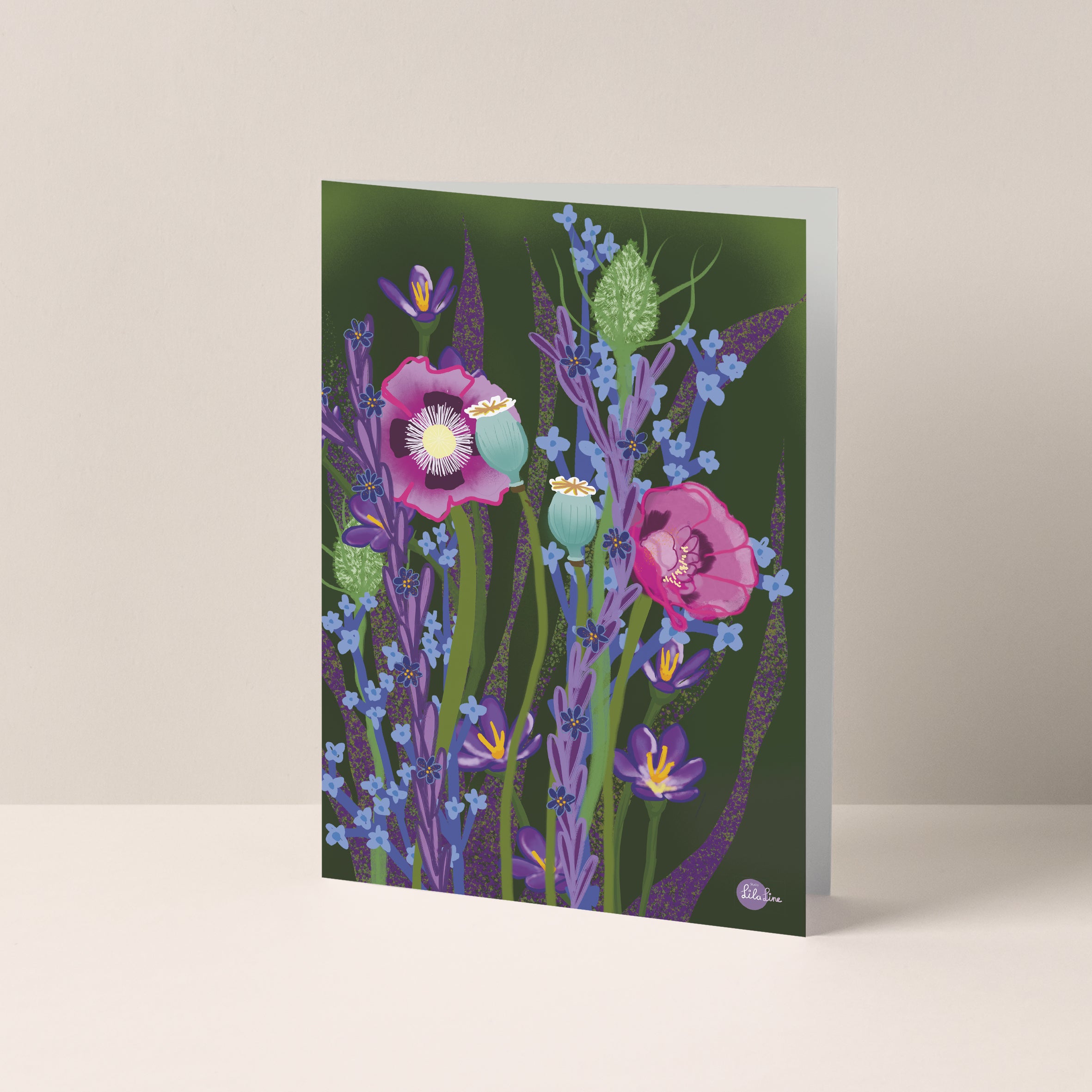 Dubbelgevouwen A6-kaart van Studio LilaLine met op de voorkant een sierlijke illustratie van een klaproos – de bloem heeft golvende bloemblaadjes in roze en paars, met een steel en blaadjes in zachte groentinten. De tekening is dromerig en poëtisch, alsof de bloem net opengaat in het ochtendlicht. De binnenkant is blanco en biedt ruimte voor een persoonlijke boodschap.