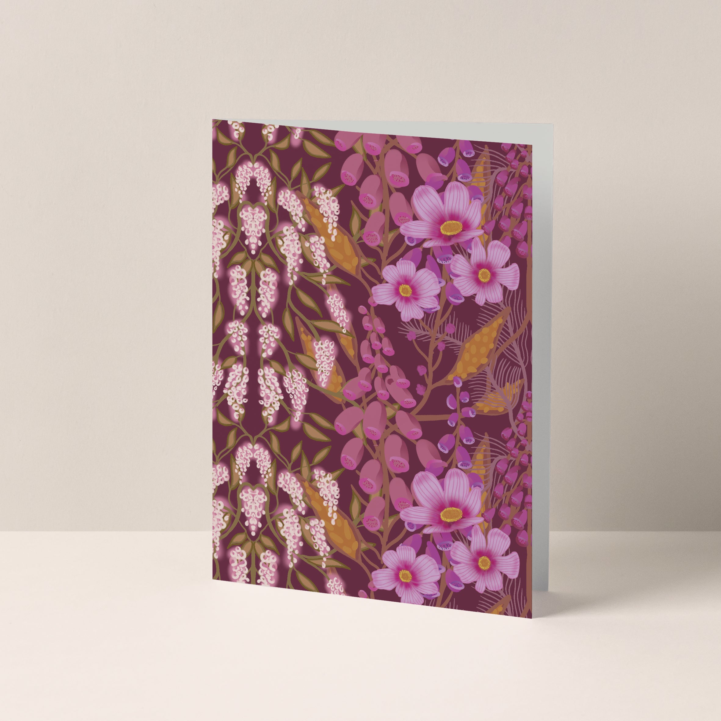 Dubbelgevouwen A6-kaart van Studio LilaLine met op de voorkant een bloemrijke illustratie in diepe roze tinten – het ontwerp toont een rijk boeket of bloempatronen met een warme, sfeervolle uitstraling. De kleuren zijn intens en gelaagd, met een vleugje romantiek en elegantie. De binnenkant is blanco en biedt ruimte voor een persoonlijke boodschap.