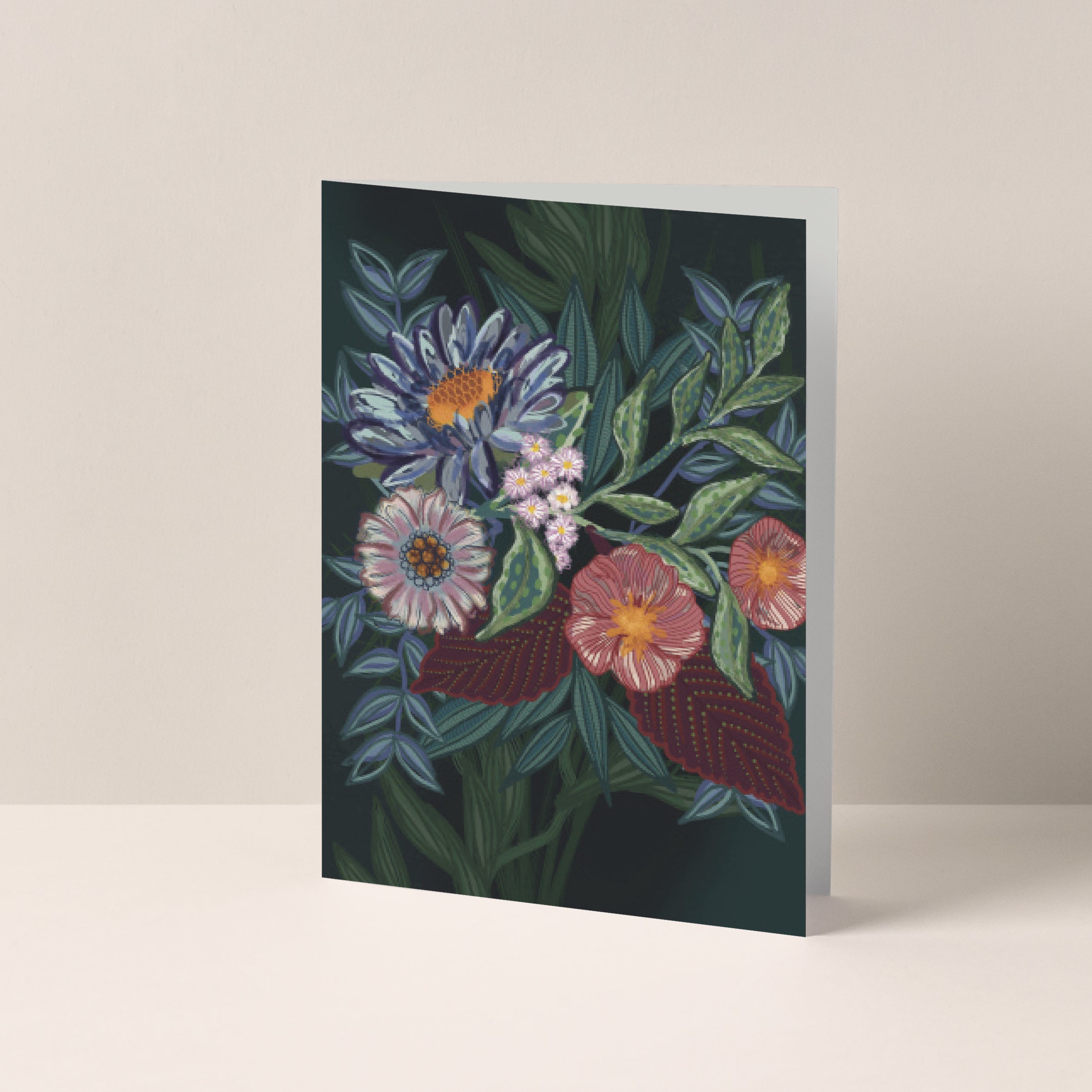 Dubbelgevouwen A6-kaart van Studio LilaLine met op de voorkant een verfijnde bloemillustratie in petrol, aangevuld met accenten in zachte contrastkleuren – de bloem is centraal geplaatst en doet denken aan een kunstwerk uit een botanisch museum, met elegante lijnen en een rustige compositie. De uitstraling is stijlvol en tijdloos. De binnenkant is blanco en biedt ruimte voor een persoonlijke boodschap.