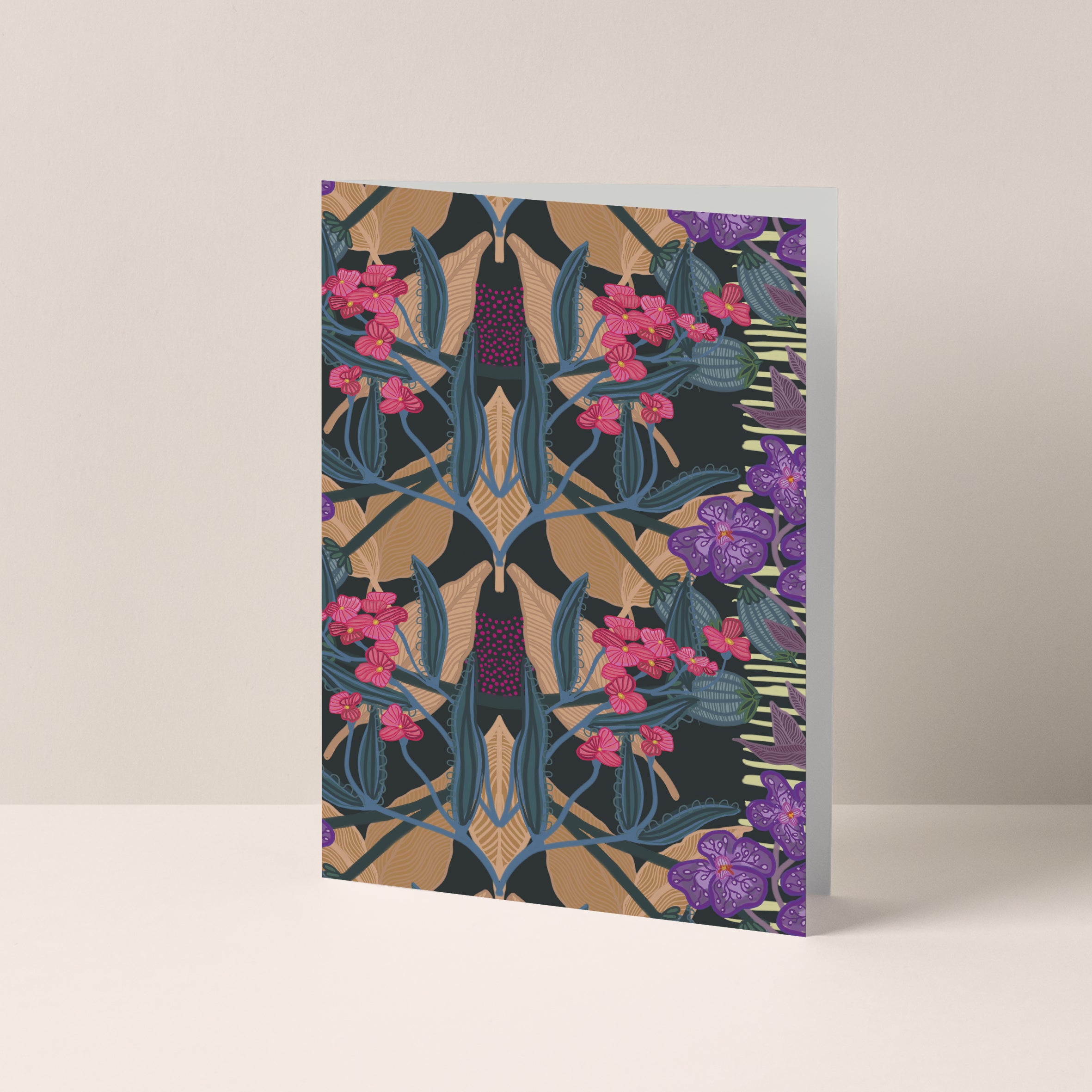 Dubbelgevouwen A6-kaart van Studio LilaLine met op de voorkant een dromerige illustratie van orchideeën – de bloemen zijn uitgevoerd in zachte tinten groen, roze en paars, met sierlijke vormen en vloeiende lijnen. De compositie voelt rustig en elegant aan, als een stil moment in een tropische kas. De binnenkant is blanco en klaar voor een persoonlijke boodschap.