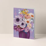 Dubbelgevouwen A6-kaart van Studio LilaLine met op de voorkant een zachtgekleurde illustratie van een vaas met lentebloemen – de bloemen zijn uitgevoerd in pastelkleuren met tinten van paars en roze. Ze staan luchtig en speels in de vaas, alsof ze net geplukt zijn op een zonnige ochtend. De sfeer is licht, vrolijk en romantisch. De binnenkant is blanco en biedt ruimte voor een persoonlijke boodschap.