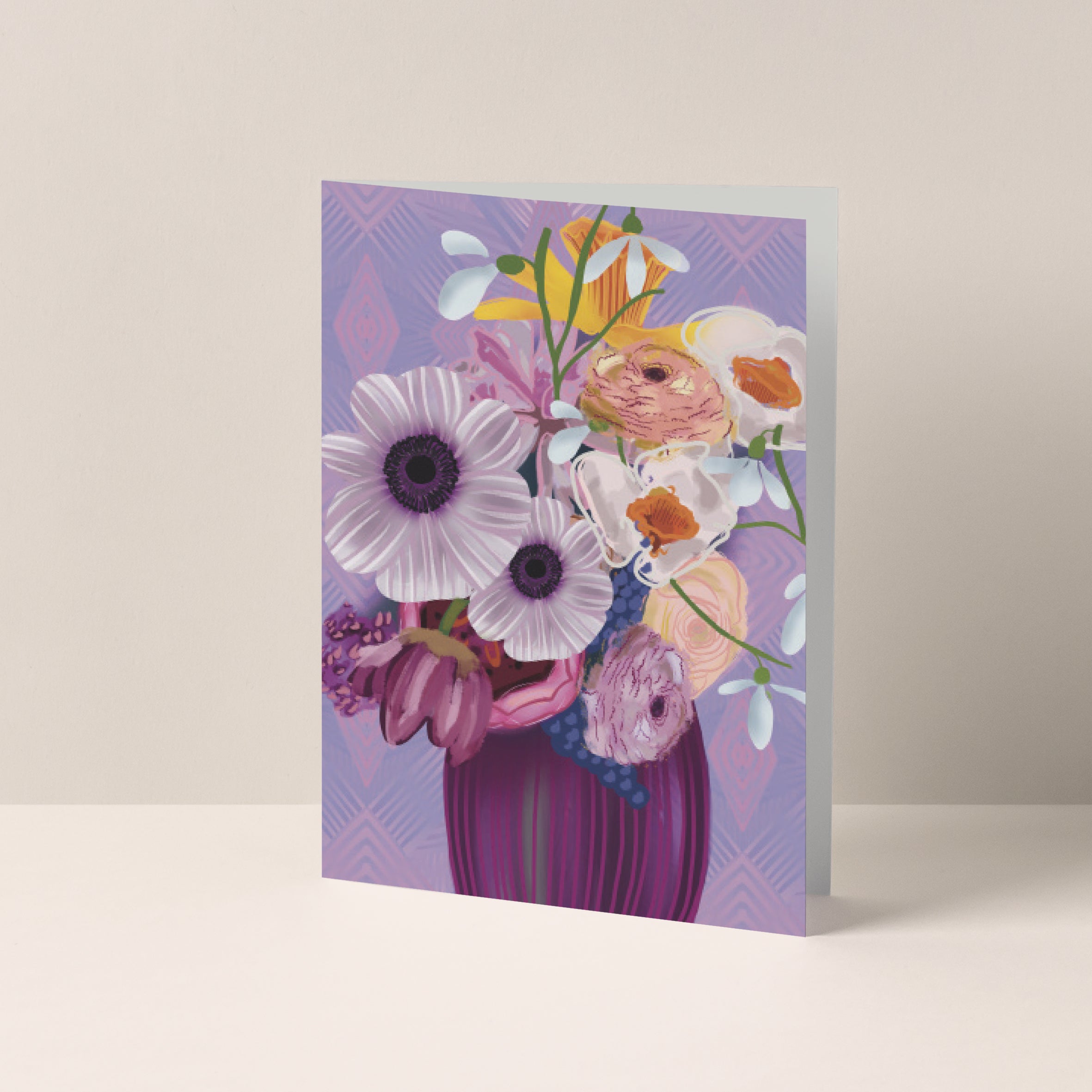 Dubbelgevouwen A6-kaart van Studio LilaLine met op de voorkant een zachtgekleurde illustratie van een vaas met lentebloemen – de bloemen zijn uitgevoerd in pastelkleuren met tinten van paars en roze. Ze staan luchtig en speels in de vaas, alsof ze net geplukt zijn op een zonnige ochtend. De sfeer is licht, vrolijk en romantisch. De binnenkant is blanco en biedt ruimte voor een persoonlijke boodschap.