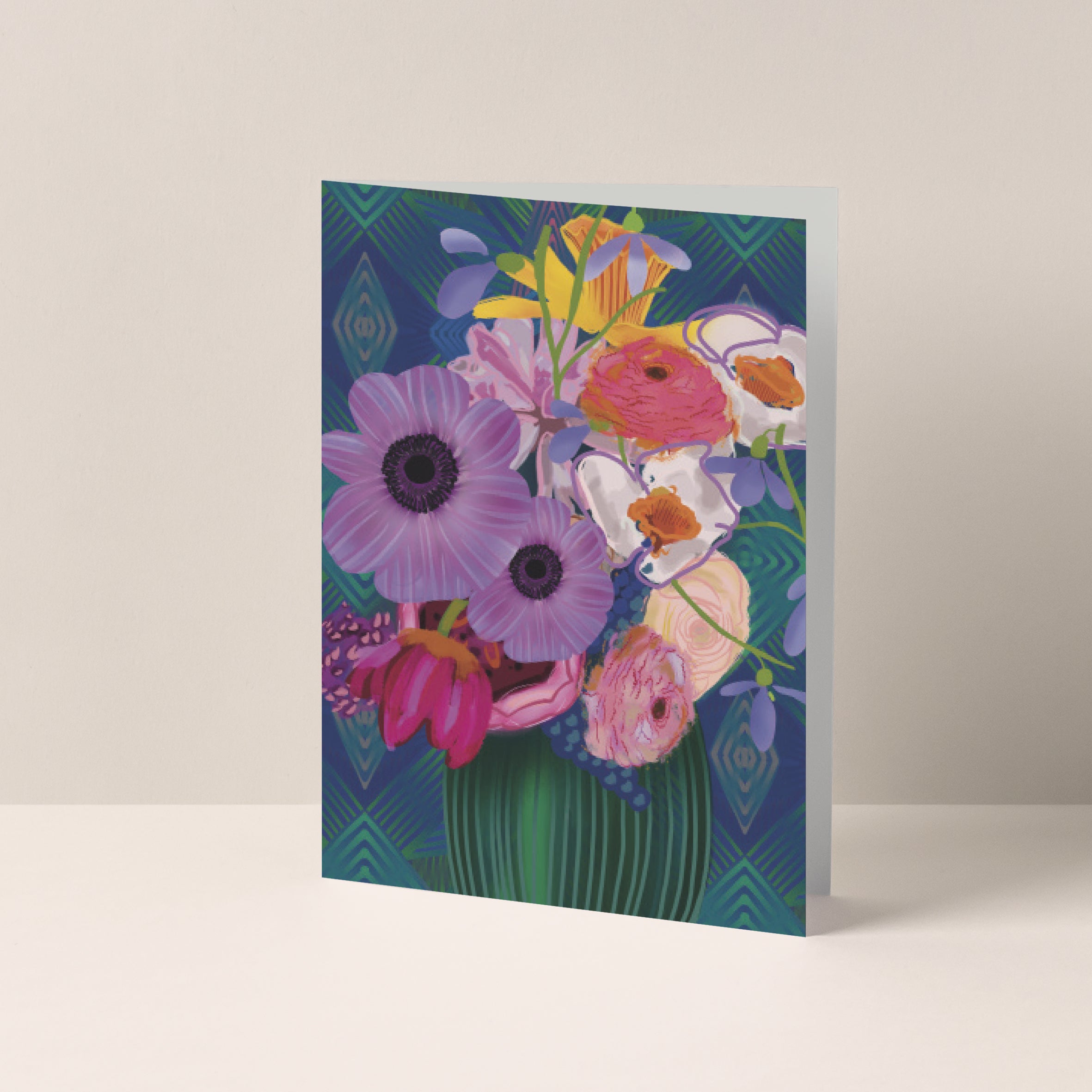 Dubbelgevouwen A6-kaart van Studio LilaLine met op de voorkant een vaas vol lentebloemen – de achtergrond is petrolkleurig en de bloemen zijn uitgevoerd in paarse en zachte pasteltonen. De vaas staat stevig in beeld, terwijl de bloemen speels omhoog groeien en licht bewegen, alsof ze net zijn geplukt uit een bloementuin. De binnenkant is blanco en klaar voor een handgeschreven boodschap.