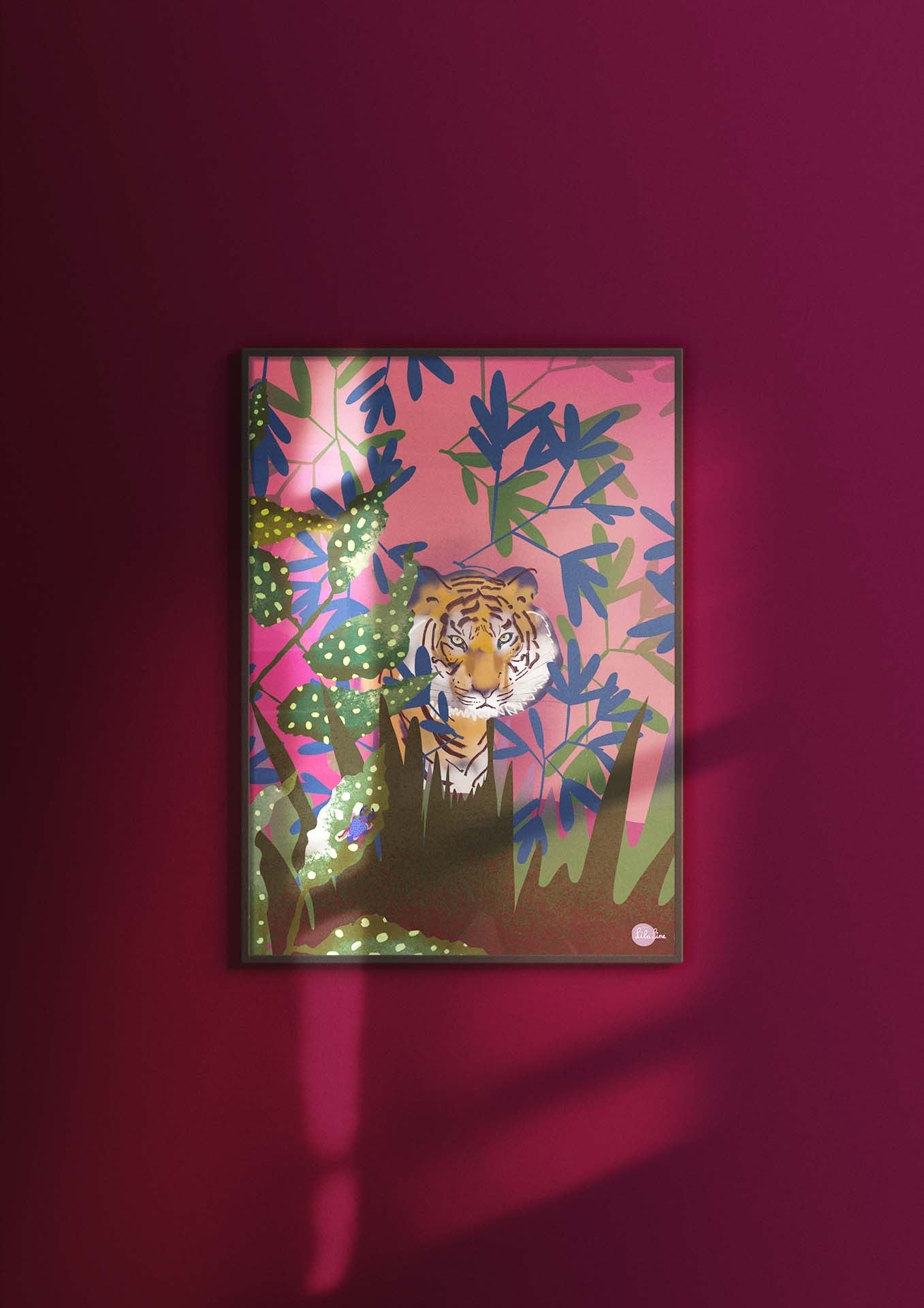Fantasy art print van Studio LilaLine met een sierlijke tijger in een kleurrijke, fantasierijke omgeving – de tijger ligt of loopt ontspannen tussen planten en patronen, met levendige tinten zoals roze, groen en oranje. De stijl is speels en dromerig, met een tikkeltje mysterie. Perfect als expressieve wanddecoratie voor liefhebbers van dieren en fantasie.