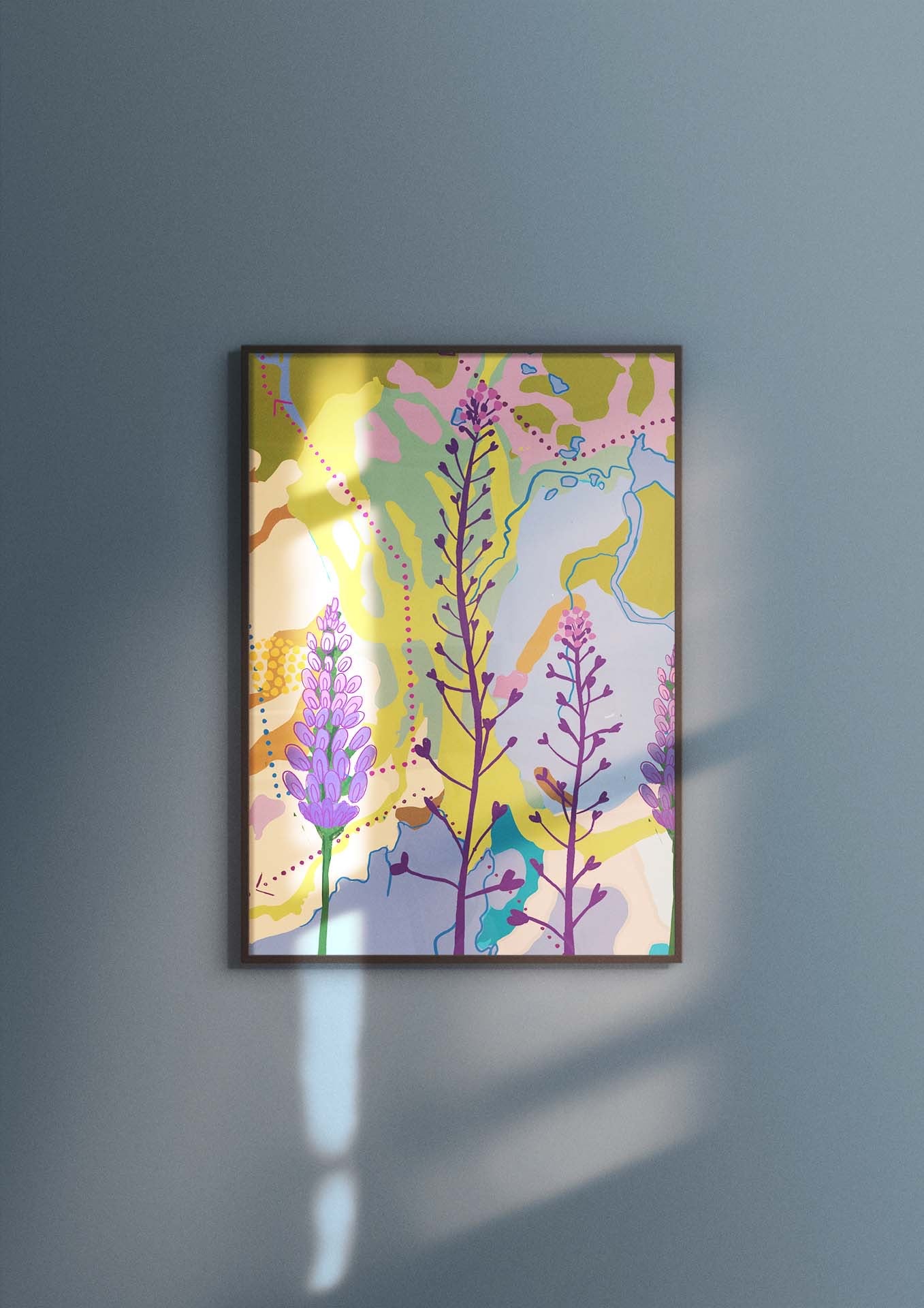 Art print van Studio LilaLine met een elegante vingerhoedsplant in groene, blauwe en paarse tinten – de lange bloeistengel buigt sierlijk naar beneden en draagt klokvormige bloemen met een zachte, natuurlijke uitstraling. De illustratie voelt botanisch en rustgevend, en is prachtig als wanddecoratie in een lijst of los aan de muur.