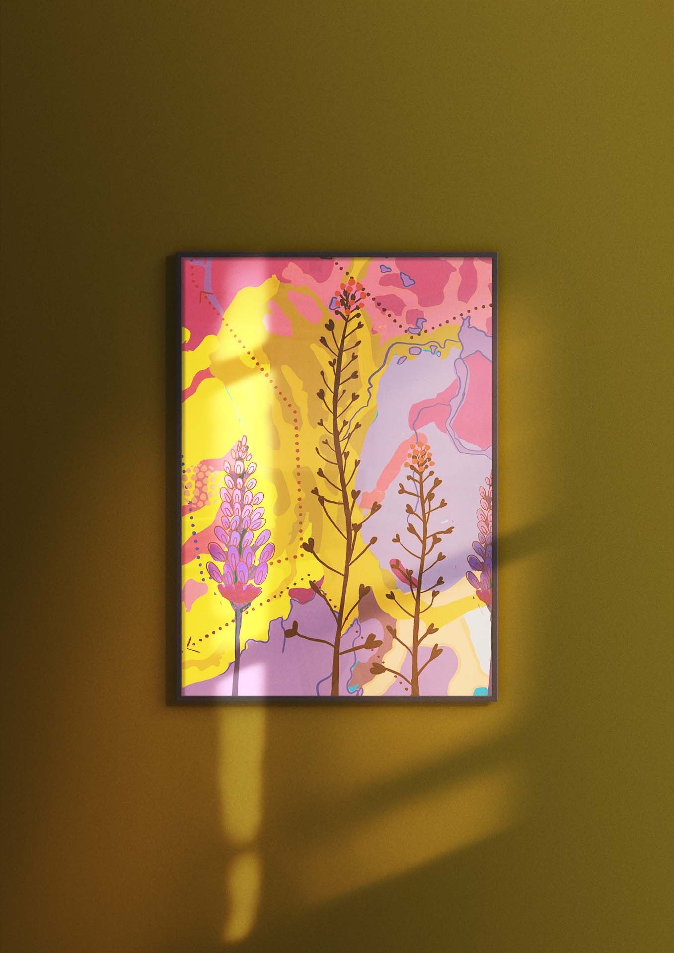 Art print van Studio LilaLine met een sierlijke vingerhoedsplant in tinten roze, paars en geel – de klokvormige bloemen hangen in een elegante boog langs een hoge stengel en hebben een zachte, dromerige uitstraling. De print combineert botanische verfijning met warme kleuren en is perfect om in te lijsten als kunstzinnig accent aan de muur.