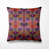 Kussen voor binnen en buiten met een uitbundige bloemenprint in fuchsia, paars, oranje en groen. Een kleurrijke compositie waarin exotische bloemen en fantasiebladeren samensmelten tot een bijna magisch patroon. De print heeft een speelse retro-touch en verrast steeds opnieuw. Gemaakt van hoogwaardige, weerbestendige stof die perfect is voor binnen op de bank of buiten op je terras.