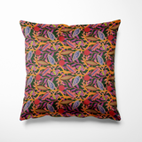 Kussen voor binnen en buiten met een speelse herfstprint vol kleurrijke bladeren, bloemen en vruchten. De diepe donkergroene achtergrond wordt afgewisseld met felle accenten in oranje, lila, rood en roze. De print is dynamisch en funky, met een levendige herhaling van organische vormen die dansen over het oppervlak. Ideaal om je tuinset of bank op te vrolijken met een warme, eigentijdse herfstsfeer. Gemaakt van sterke, weerbestendige stof.