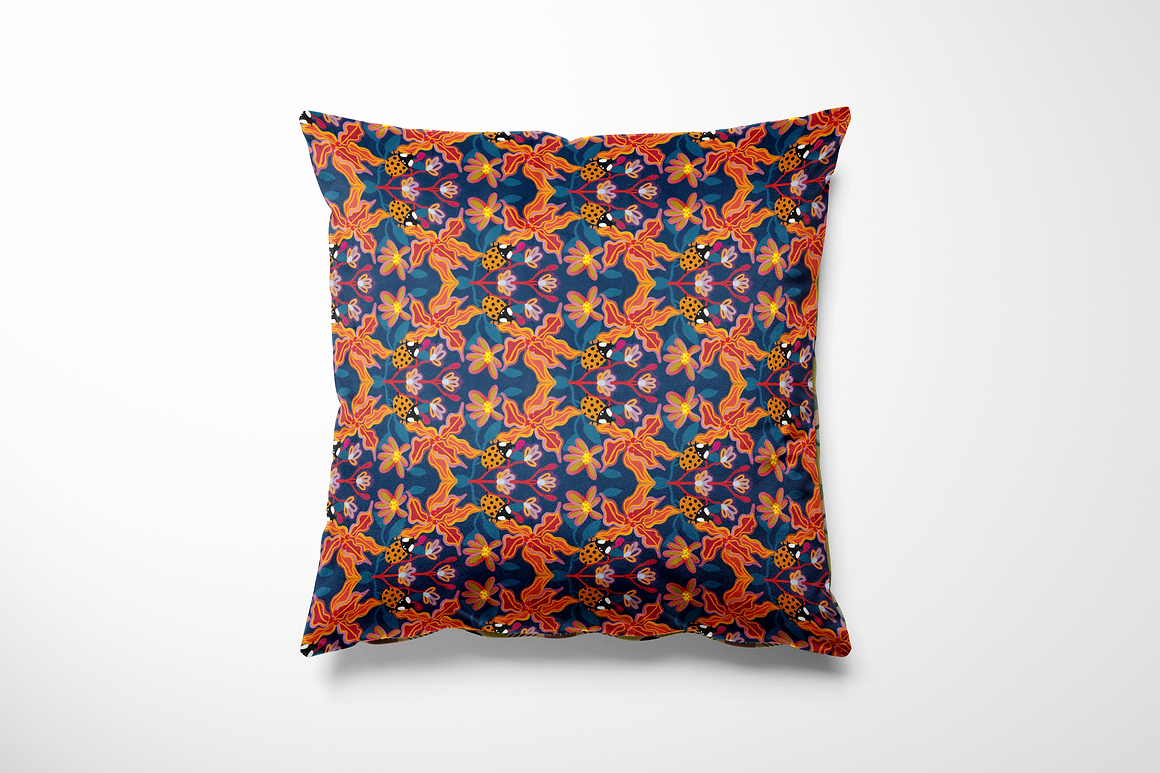 Kussen voor binnen en buiten met een levendige herfstsfeer in diepe blauwtinten, vurige oranje lijnen en speelse bloemen in paars, geel en roze. Tussen de bladeren duiken vrolijke lieveheersbeestjes op die het ontwerp een eigenwijs accent geven. De print is energiek en vol beweging, perfect voor wie kleur en karakter wil toevoegen aan tuin of interieur. Gemaakt van duurzame stof die geschikt is voor binnen én buitengebruik.