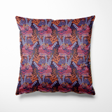 Kussen voor binnen en buiten met een uitbundige koraalprint in diepe rood- en paarstinten, gecombineerd met oranje, lila en lavendelblauw. De symmetrische compositie doet denken aan een tropisch rif, vol grillige vormen en zachte beweging. Perfect als kleurrijke eyecatcher op je bank, terras of balkon. Gemaakt van stevige en waterafstotende stof.