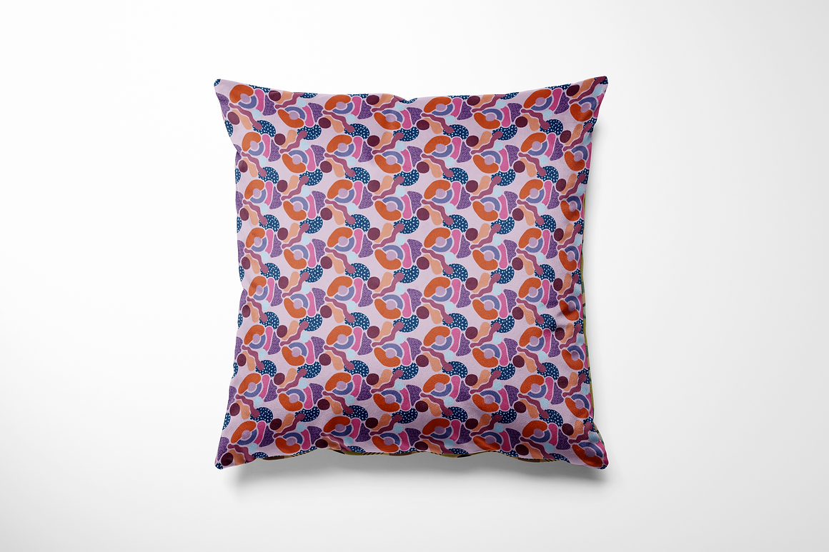 Kussen voor binnen en buiten met een speelse, abstracte print in lila, oudroze, oranje en paars. Golvende vormen in retro Memphis-stijl worden afgewisseld met stipjes in marineblauw, waardoor het geheel een vrolijke en moderne uitstraling krijgt. De print is herhalend maar vol beweging, perfect als kleurrijke eyecatcher in je interieur of tuin. Gemaakt van stevige, waterafstotende stof.