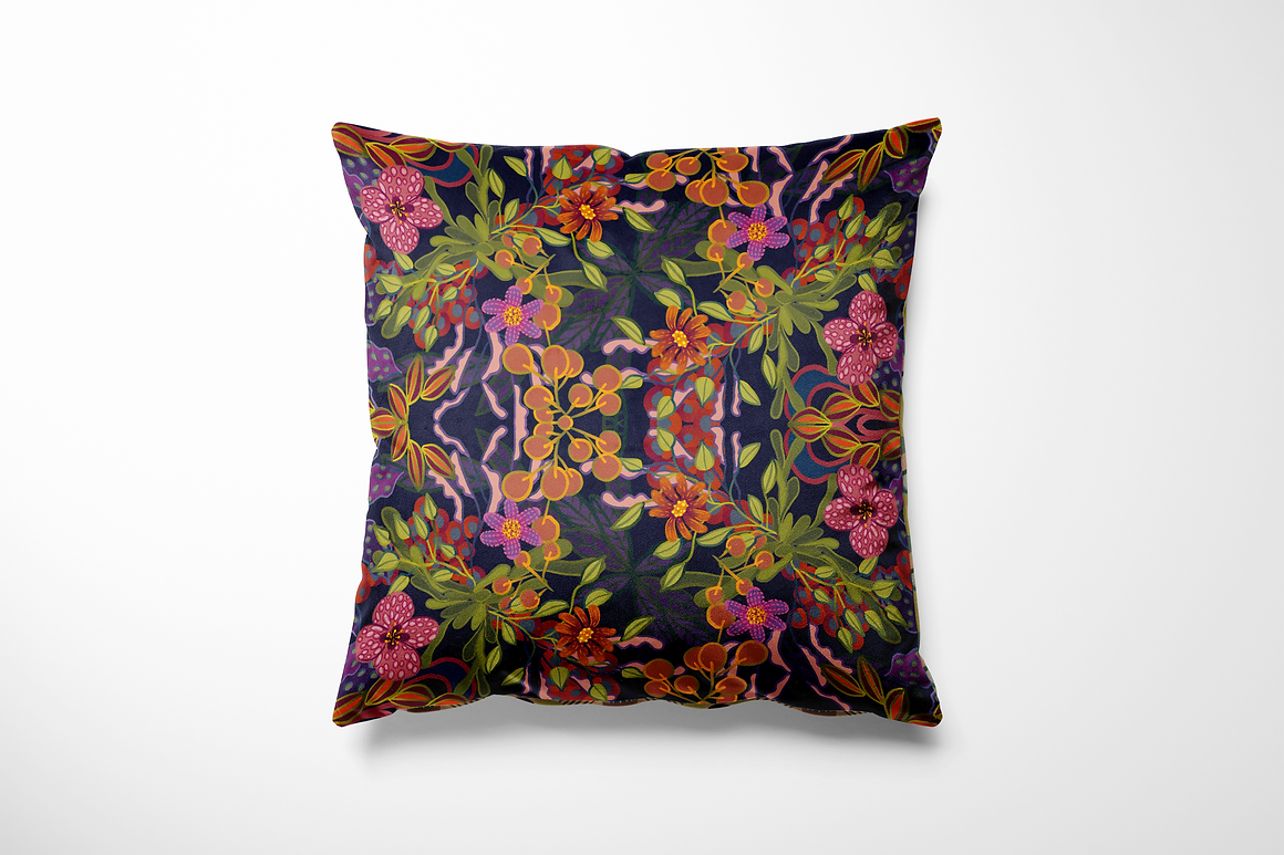 Kussen voor binnen en buiten met een weelderige bloemenprint op een diepe donkerblauwe achtergrond. Het dessin toont fantasierijke bloemen in tinten roze, oranje, paars en rood, omringd door groene bladeren en ranken. De symmetrische compositie geeft een magisch, bijna sprookjesachtig effect – perfect voor een kleurrijk en stijlvol interieur of een dromerig hoekje in de tuin.