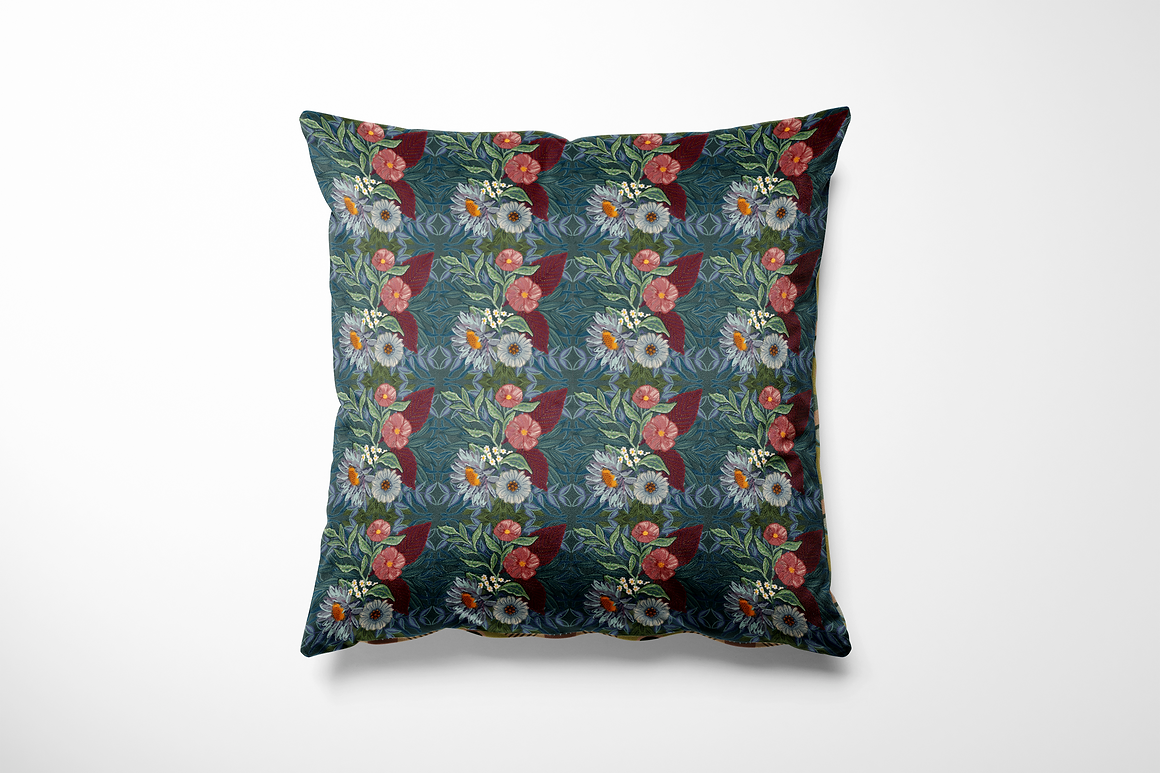 Vierkant binnen- en buitenkussen met een klassiek bloemmotief in roestrood, zachtblauw, olijfgroen en crème op een donkergroene achtergrond. De herhalende boeketten met grote bloemen en decoratieve bladeren geven het kussen een chique, vintage uitstraling die zowel binnen als buiten warmte en stijl toevoegt.