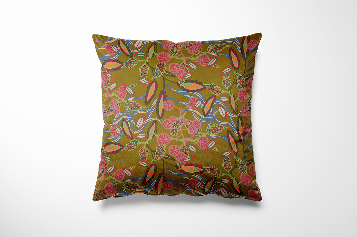 Kussen voor binnen en buiten met een retro botanisch dessin op een mosterdgele ondergrond. Het patroon bestaat uit gestileerde roze vruchten, donkergroene bladeren met rode stippen, en blauwe sierlijnen die zorgen voor speelse beweging. Een vrolijke, funky print met een knipoog naar vintage, perfect om kleur te geven aan je tuinbank of interieurhoek. Gemaakt van stevige, waterafstotende buitenstof.