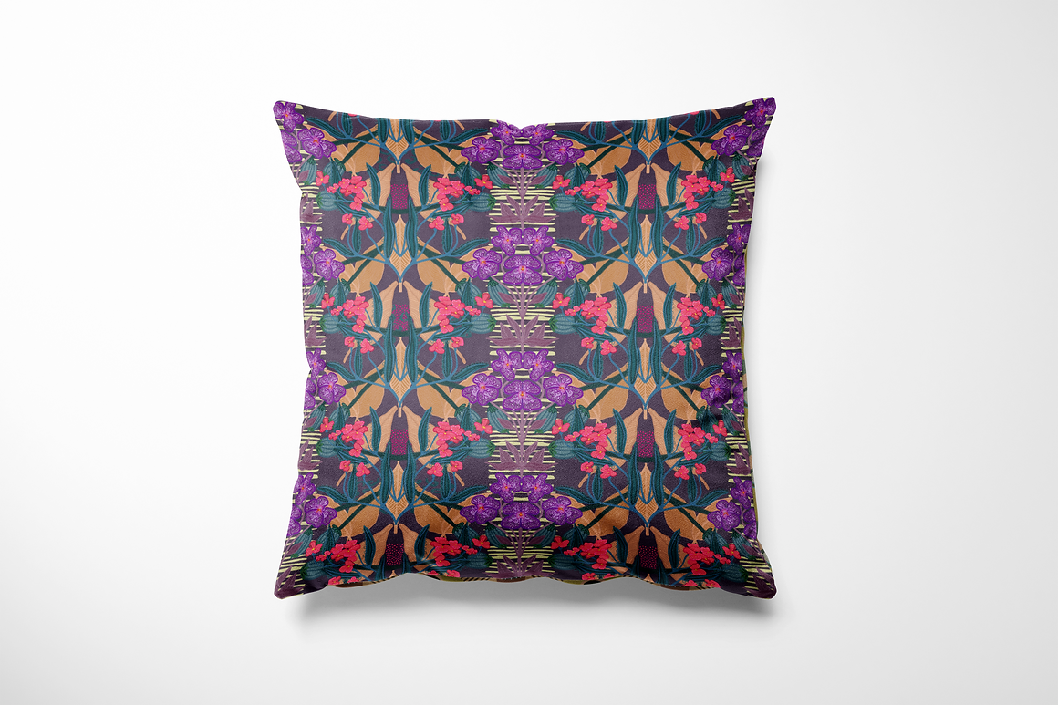 Kussen voor binnen en buiten met een rijk en symmetrisch bloemendessin in paarstinten, helderrood en donkergroen. Het ontwerp combineert orchideeën met grafische accenten in goudbruin en donkerviolet, wat zorgt voor een luxe, dromerige uitstraling met een vleugje art nouveau. Perfect voor een kleurrijk interieur of stijlvolle tuinsetting.