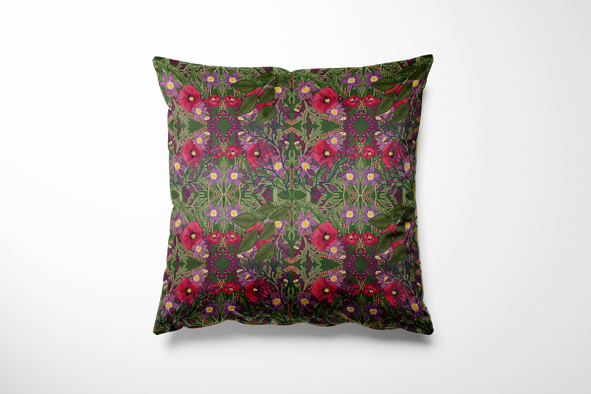 Kussen voor binnen en buiten met een rijk bloemenpatroon op een donkergroene achtergrond. Felrode klaprozen, paarse bloemen met gele harten en speelse roze accenten vormen samen een weelderige print vol beweging en kleur. Een vrolijke, botanische blikvanger voor je bank, tuinstoel of loungehoek.