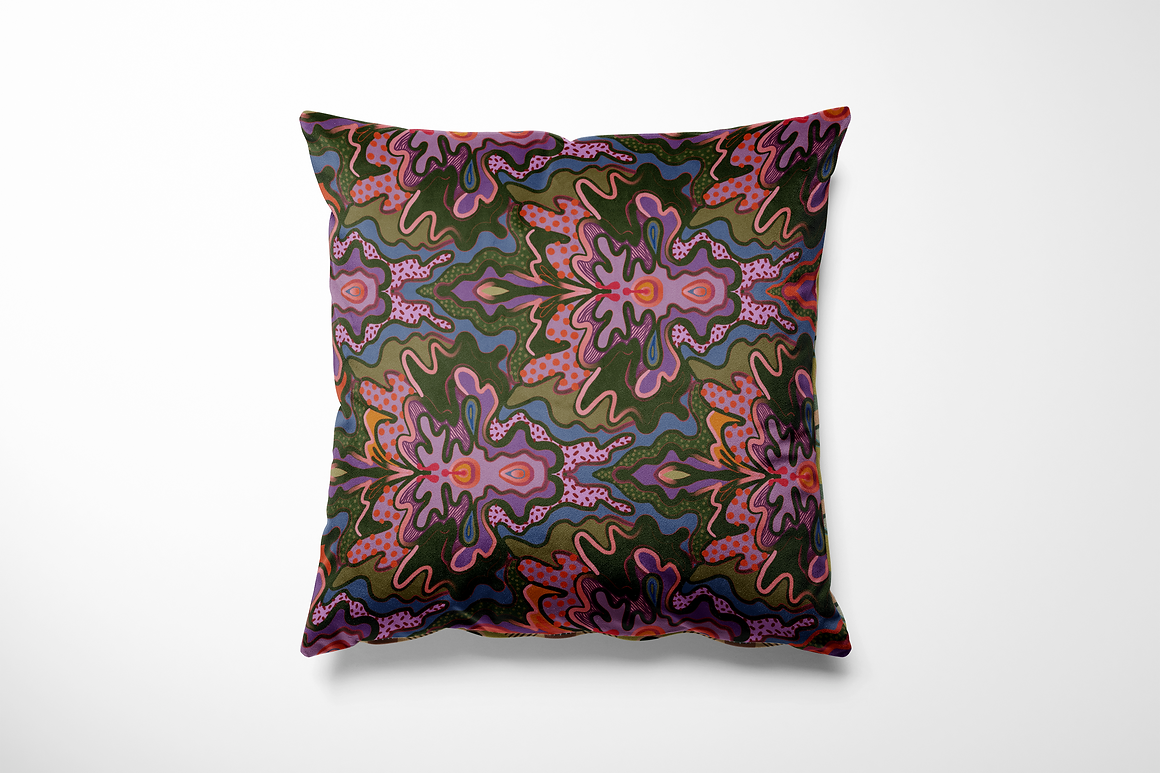 Vierkant binnen- en buitenkussen met een retro bloemenpatroon in paarstinten, oudroze, donkerrood, mosgroen en diepblauw. Het design heeft een symmetrische, golvende opbouw met organische vormen en stipaccenten, perfect voor een kleurrijk interieur of een speelse tuinsetting.