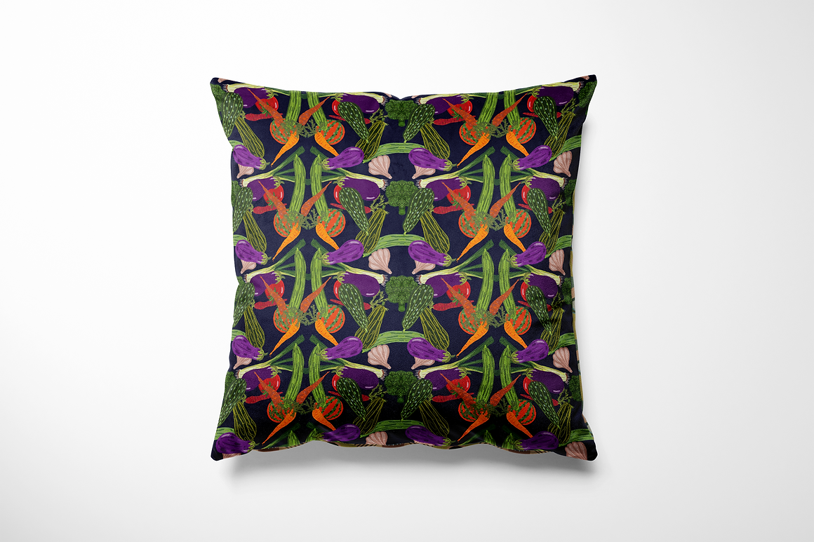 Kussen voor binnen en buiten met een speelse print vol kleurrijke groentes zoals wortels, aubergines, paprika’s, broccoli en knoflook op een donkerblauwe achtergrond. De levendige kleuren in oranje, groen, paars en rood zorgen voor een vrolijke, eclectische uitstraling – perfect voor een tuinbank of funky keukenhoek. Gemaakt van stevige buitenstof, dus spatbestendig en geschikt voor elk seizoen.
