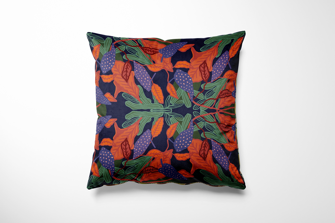 Kussen voor binnen en buiten met een sfeervol nachtdesign vol donkerblauwe druiventrossen met stippen, oranjebruine bladeren, groene vijgenbladeren en wijnrode accenten. De diepe kleuren op een donkerblauwe achtergrond geven een rijke, mediterrane uitstraling – alsof je op een warme zomeravond in een wijngaard