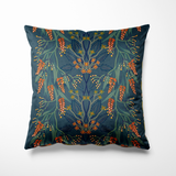 Kussen voor binnen en buiten met een elegante bloemenprint in wisteriastijl. De diep petrolblauwe achtergrond wordt versierd met verfijnde bloemen en bladeren in oranje, okergeel, donkergroen en nachtblauw. De symmetrische compositie en het rijke kleurenpalet geven dit kussen een chique, botanische uitstraling – een sfeervolle blikvanger voor je bank, stoel of loungeset, binnen of in de tuin.