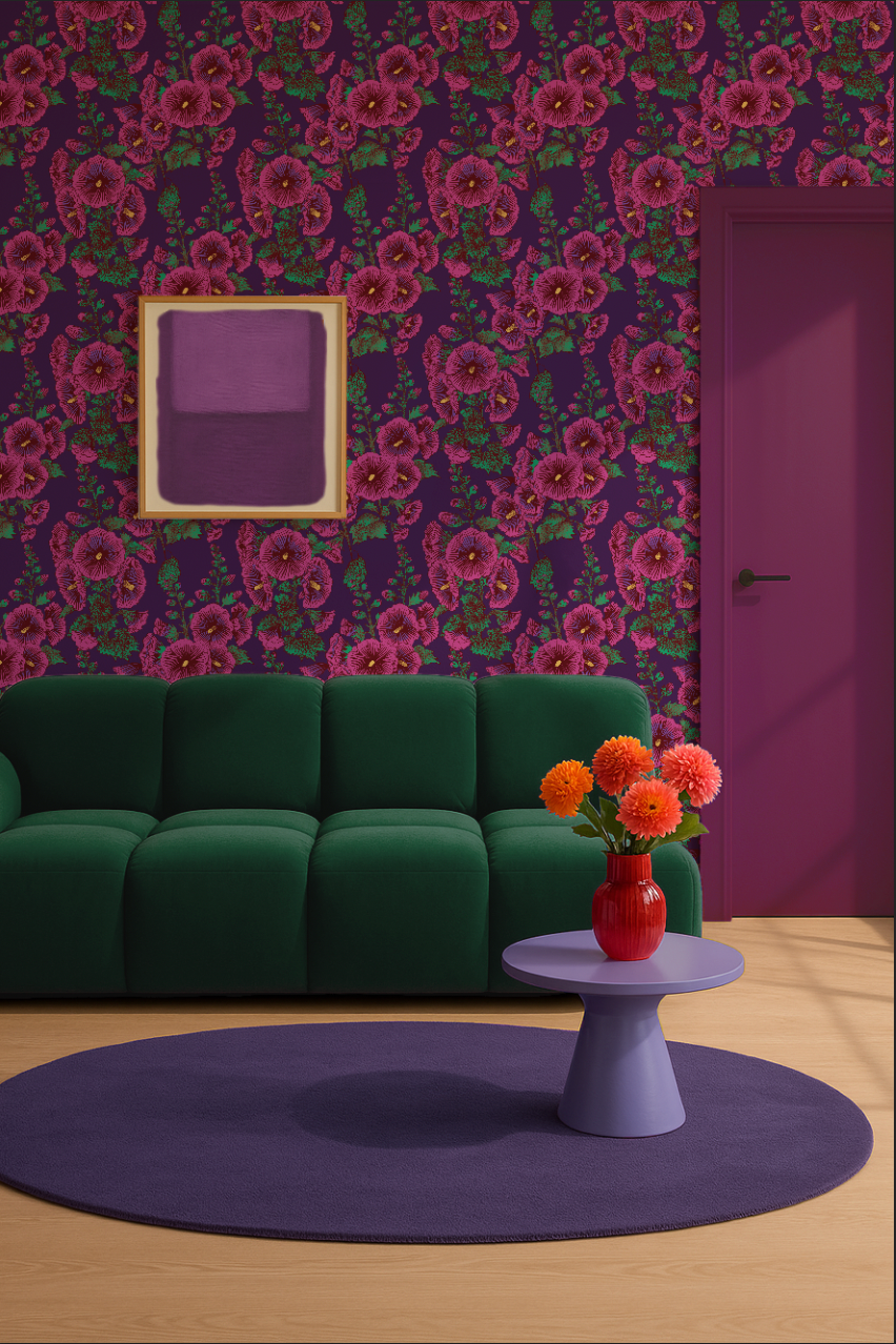 Behang met roze stokrozen op een diepe paarse ondergrond. Een zomerse, vrolijke print vol kleur en Franse straatjescharme.