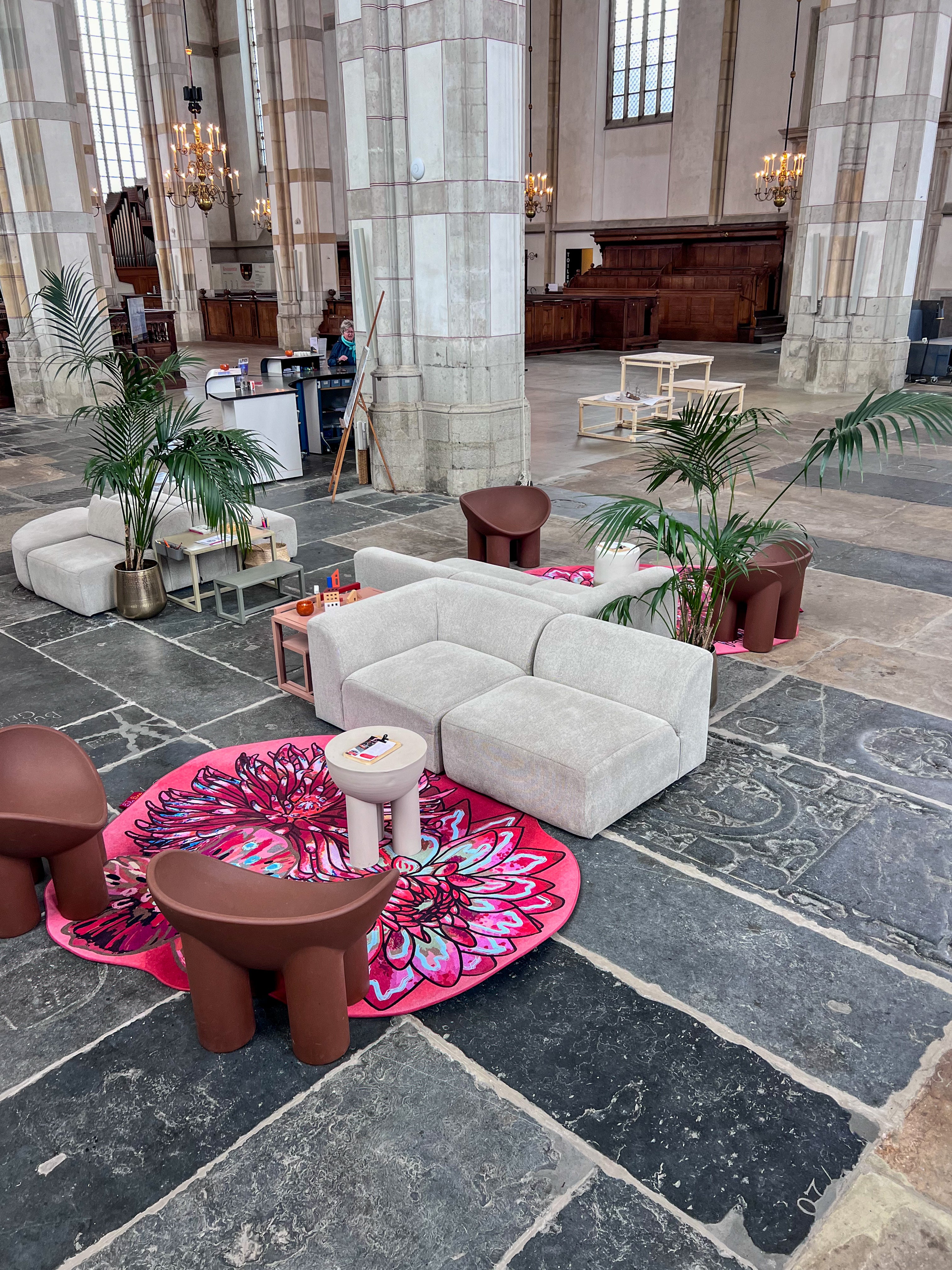 Luxe vloerkleed Dahlia Roze van Studio LilaLine met drie grote dahlia-bloemen in de hoofdrol – de bloemen zijn weelderig en gelaagd, opgebouwd uit rijke roze en rode tinten met hier en daar een warme oranje gloed. De vormen zijn rond en zacht, alsof de bloemblaadjes zich langzaam ontvouwen. Het kleed voelt zacht en warm aan, en straalt een romantische, uitnodigende sfeer uit in de ruimte.