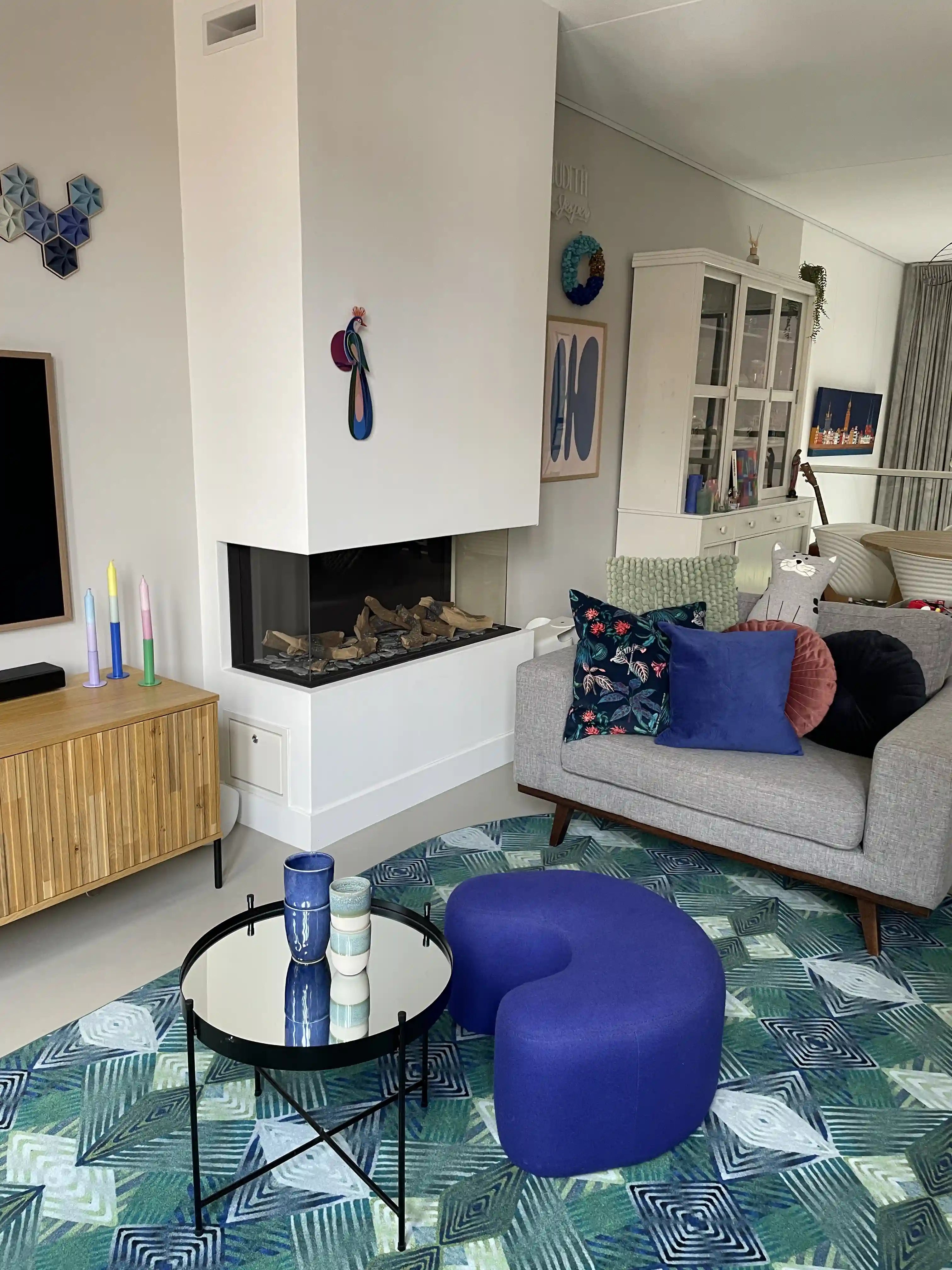 Luxe vloerkleed Diamond Petrol van Studio LilaLine met een grafisch diamantpatroon in diepe groentinten en petrolblauw – het kleed voelt zacht en stevig aan, en het patroon bestaat uit overlappende lijnen die doen denken aan edelstenen, strak en toch speels. Ideaal als opvallend middelpunt in een modern interieur.