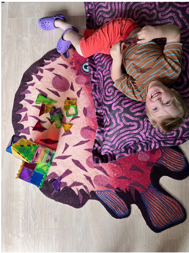 Unieke zitzak van Studio LilaLine met een kronkelend patroon in ton-sur-ton roze tinten – de abstracte lijnen geven een artistieke, rustige uitstraling die perfect past in een modern interieur of creatieve tuinhoek. De zitzak is gemaakt van stevige buitenstof, dus ook geschikt voor buitengebruik. Heerlijk om in weg te zakken en helemaal tot rust te komen.
