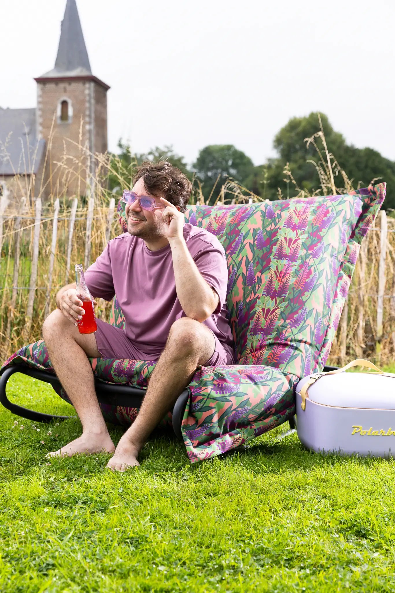 Kleurrijke zitzak van Studio LilaLine met een illustratie van vingerhoedskruid in tinten roze, paars en groen – de print heeft een dromerige, botanische uitstraling die meteen sfeer geeft aan je huis of tuin. De zitzak is gemaakt van stevige buitenstof en is spatwaterbestendig. Ideaal om in te relaxen, loungen of gewoon even helemaal niets te doen.
