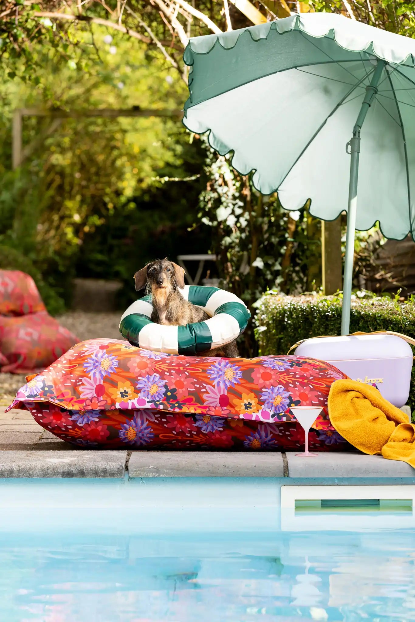 Zitzak van Studio LilaLine met een uitbundige bloemenprint in roze en oranje – de vrolijke bloemen lijken net open te springen en geven direct een zomerse, blije sfeer aan je huis of tuin. De zitzak is gemaakt van stevige buitenstof, dus perfect voor binnen én buiten chillen. Heerlijk om in weg te zakken tijdens een boek, dutje of zonnige middag.