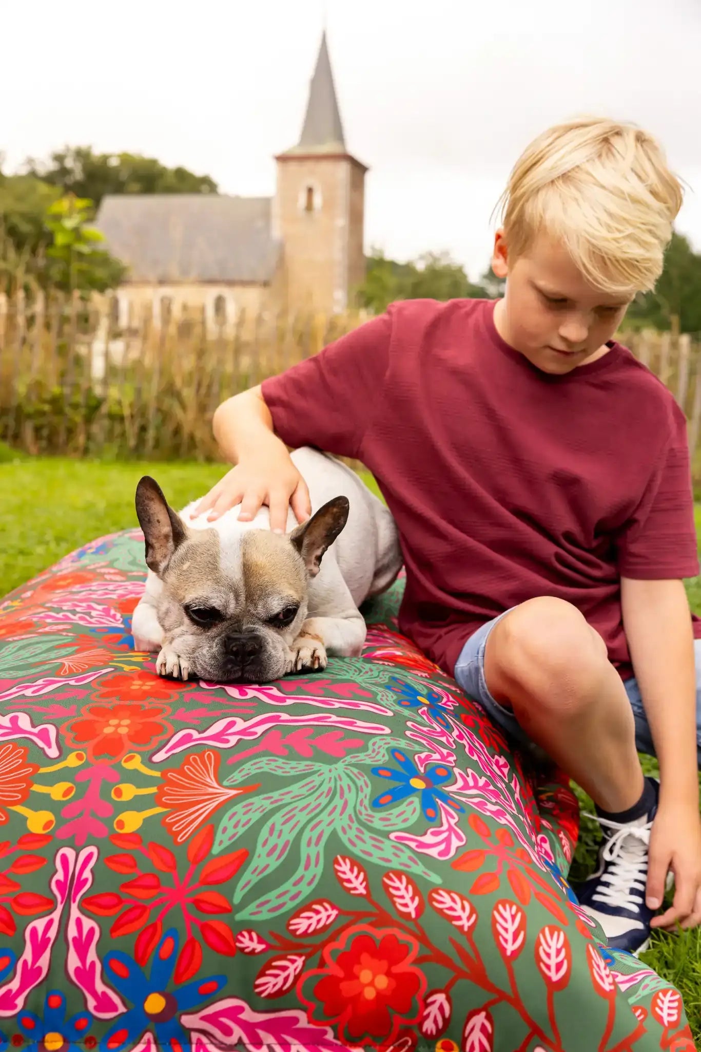 Comfortabele zitzak van Studio LilaLine met een spiegelende bloemenprint in frisgroene, roze en blauwe tinten – het patroon is sierlijk en symmetrisch, alsof twee bloemen elkaar weerspiegelen. Gemaakt van sterke, spatbestendige buitenstof, dus ideaal voor zowel binnen als buiten loungen. Deze zitzak brengt rust én kleur in elke ruimte.